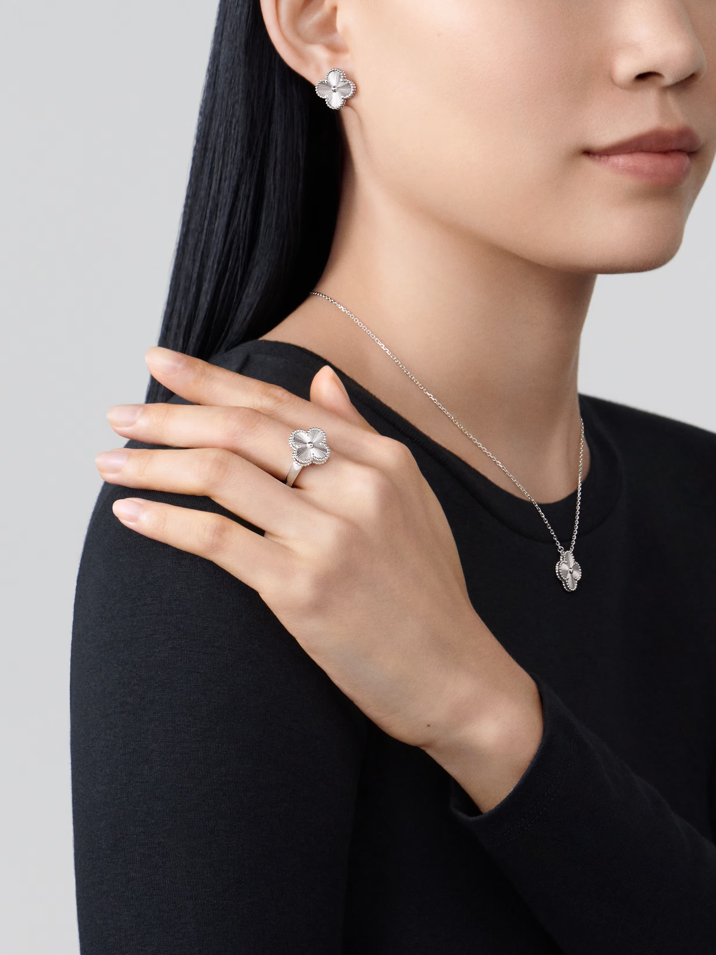 Van Cleef & Arpels. Сережки Vintage Alhambra із білого золота