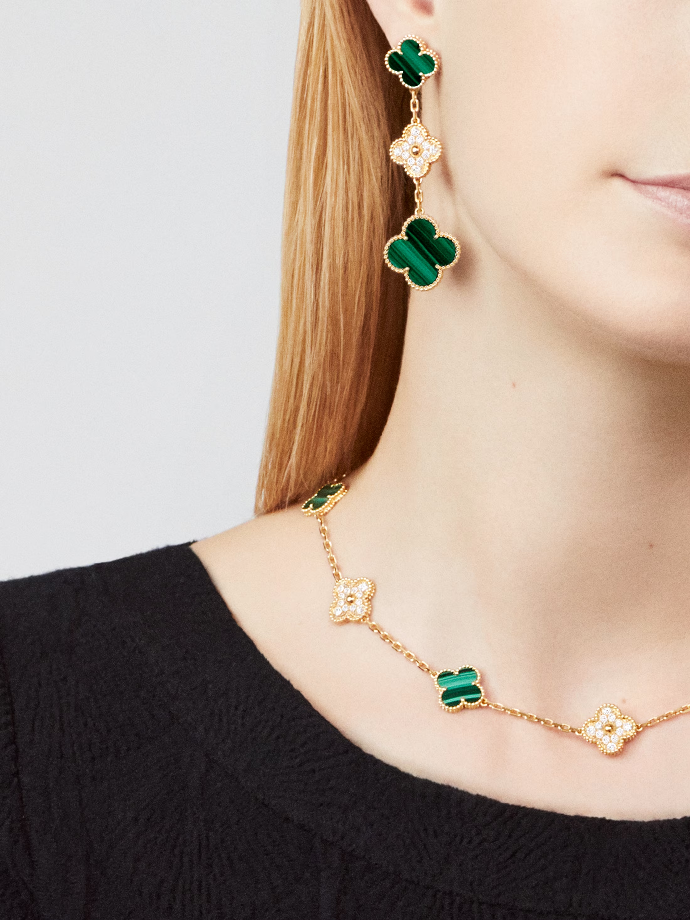 Van Cleef & Arpels. Сережки Magic Alhambra із жовтого золота з малахітом