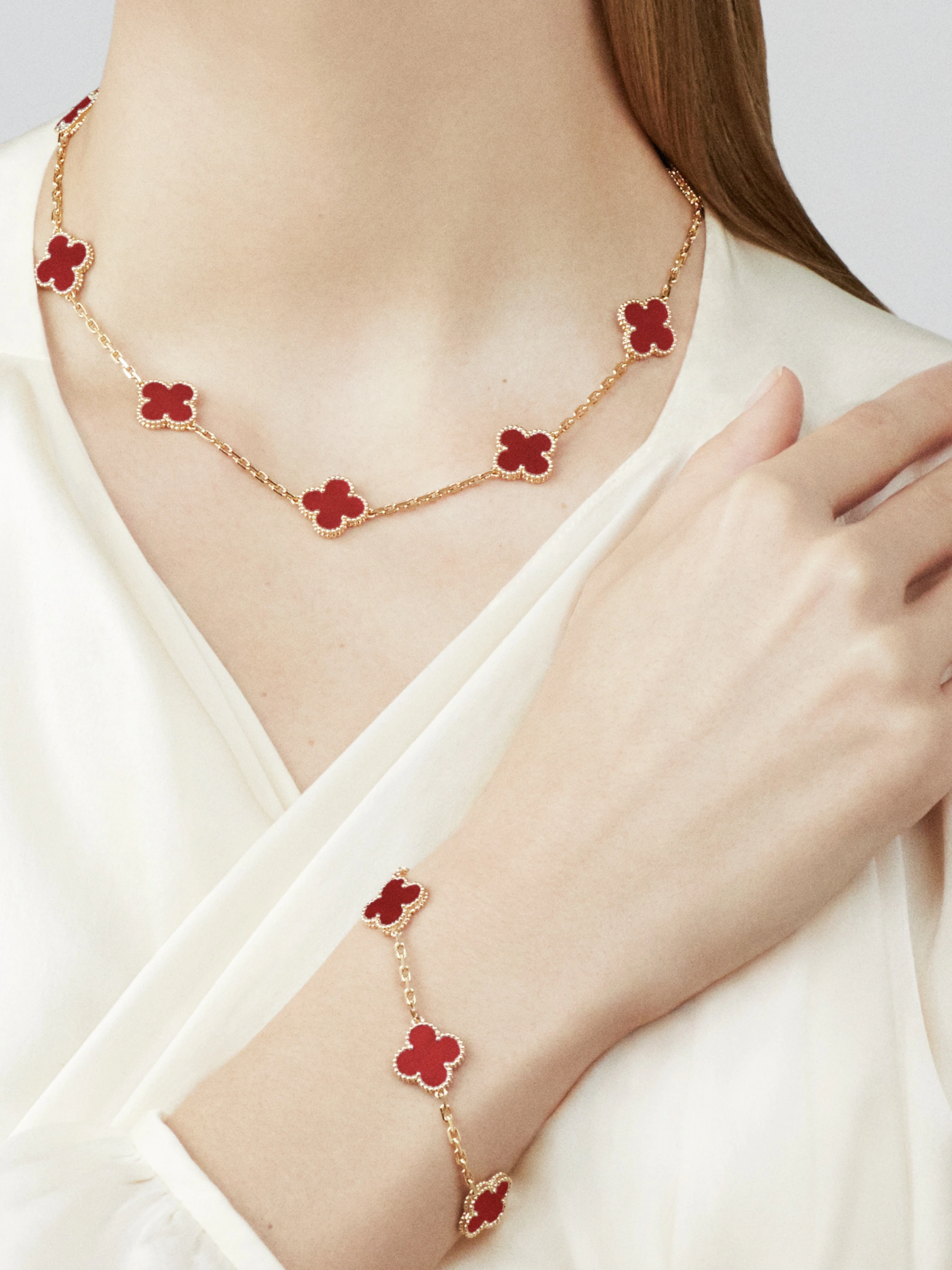 Van Cleef & Arpels. Браслет Vintage Alhambra із жовтого золота з корнеолом