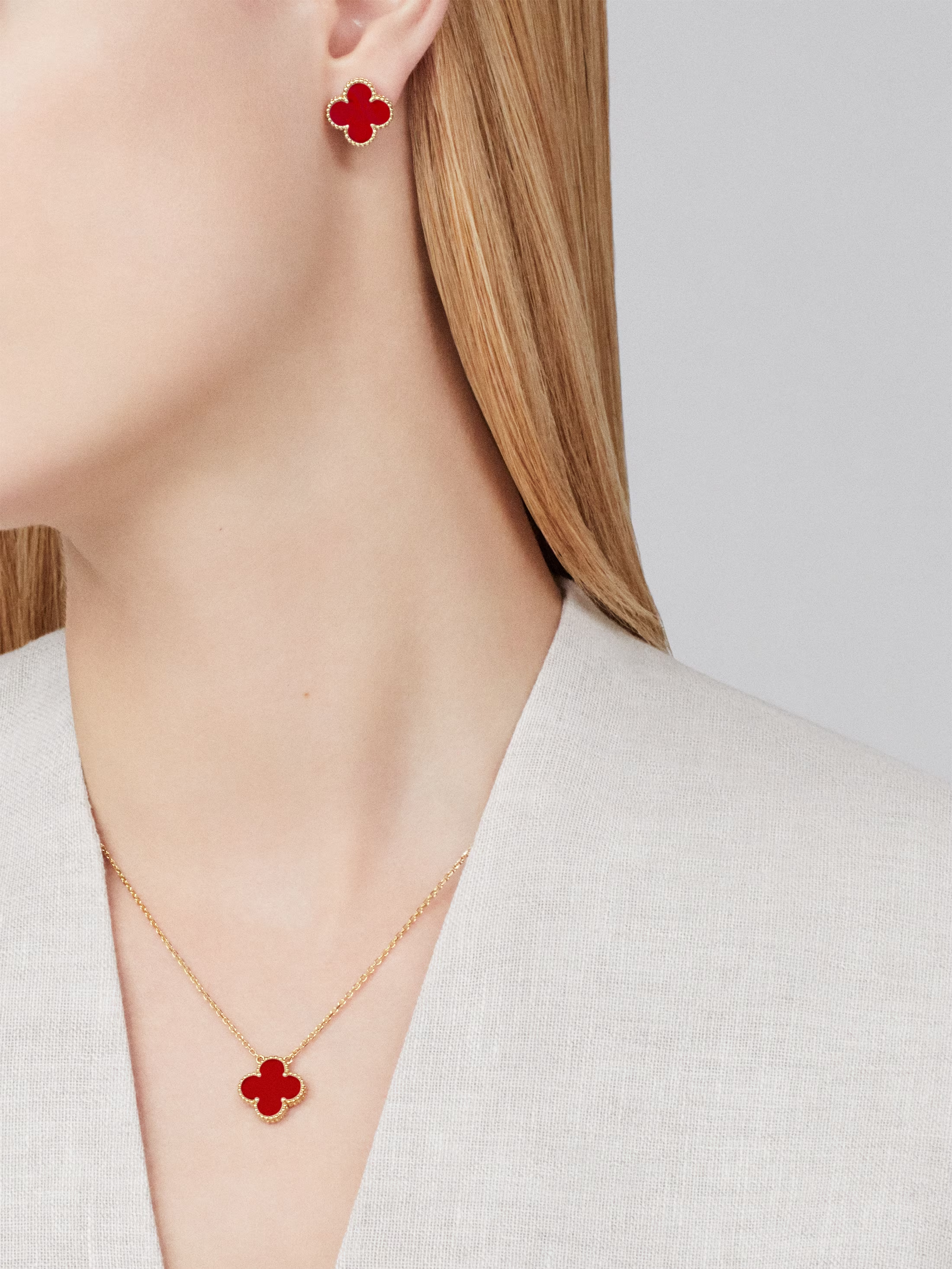 Van Cleef & Arpels. Підвіска Vintage Alhambra із жовтого золота з корнеолом