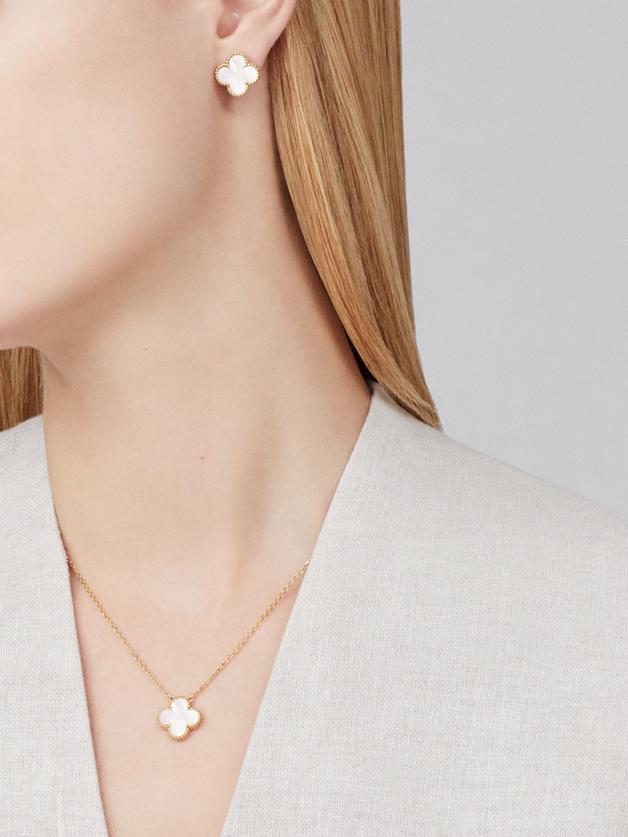 Van Cleef & Arpels. Сережки Vintage Alhambra із жовтого золота з білим перламутром