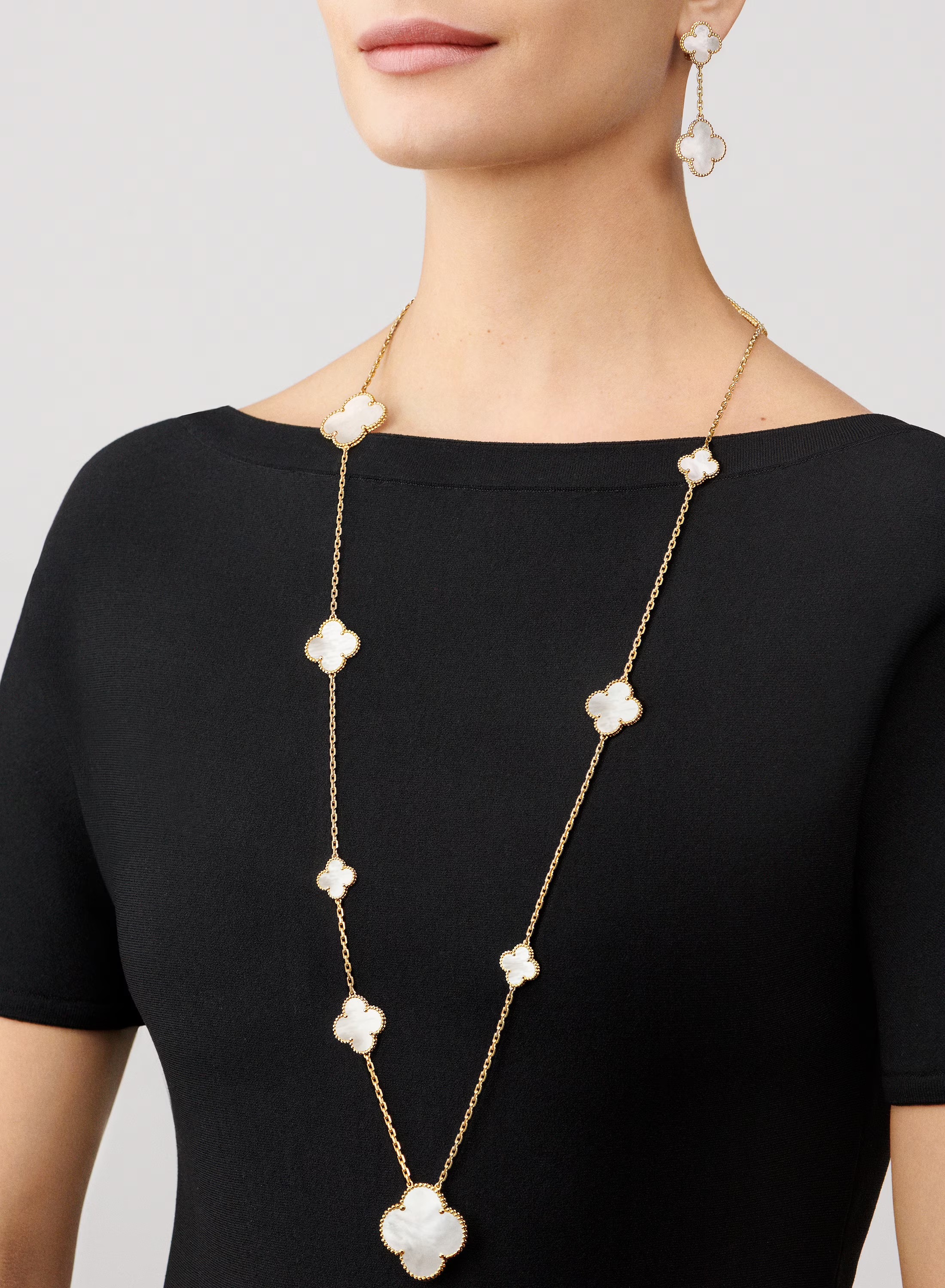 Van Cleef & Arpels. Сережки Magic Alhambra із жовтого золота з білим перламутром