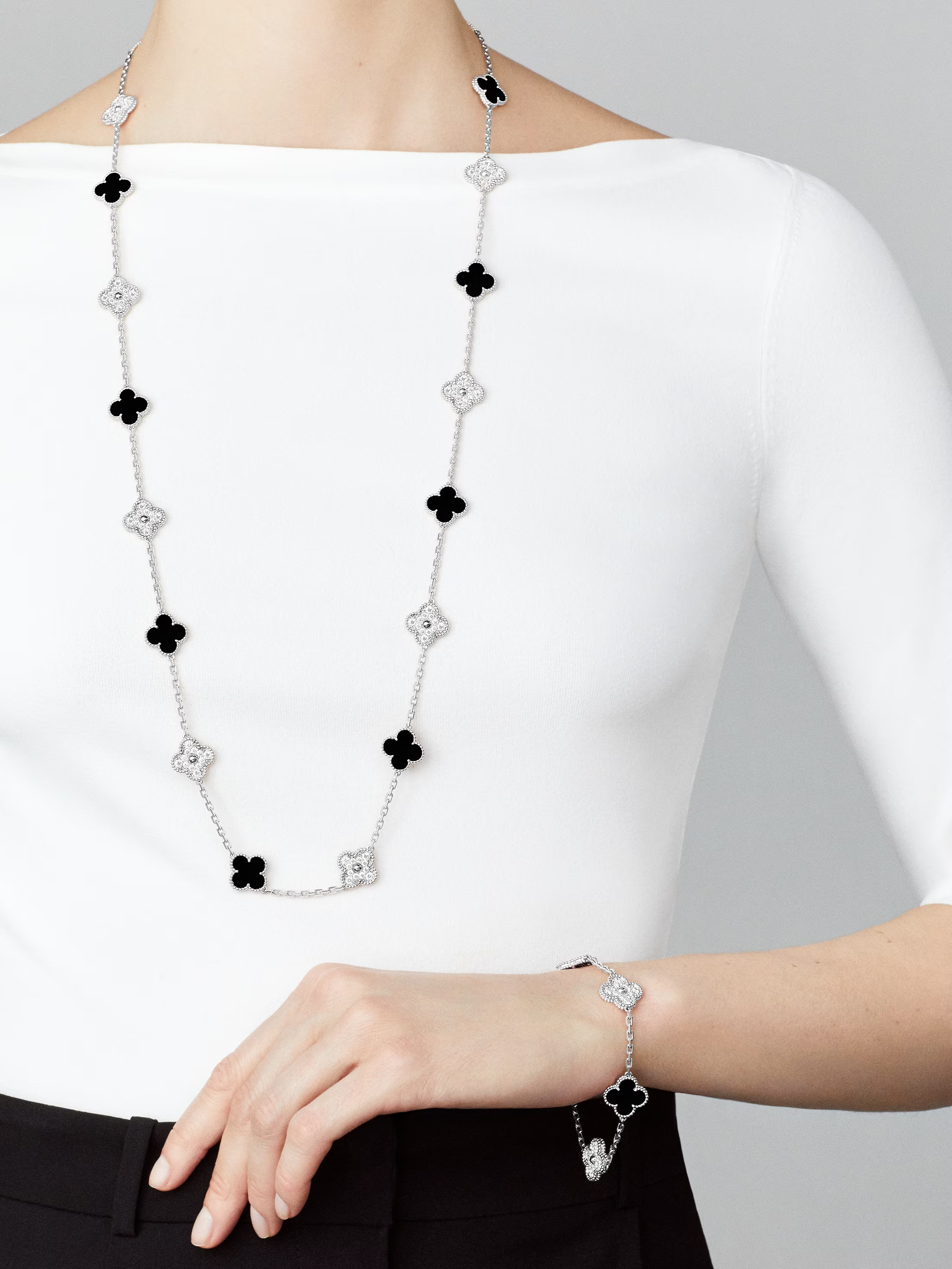Van Cleef & Arpels. Браслет Vintage Alhambra із білого золота з оніксом