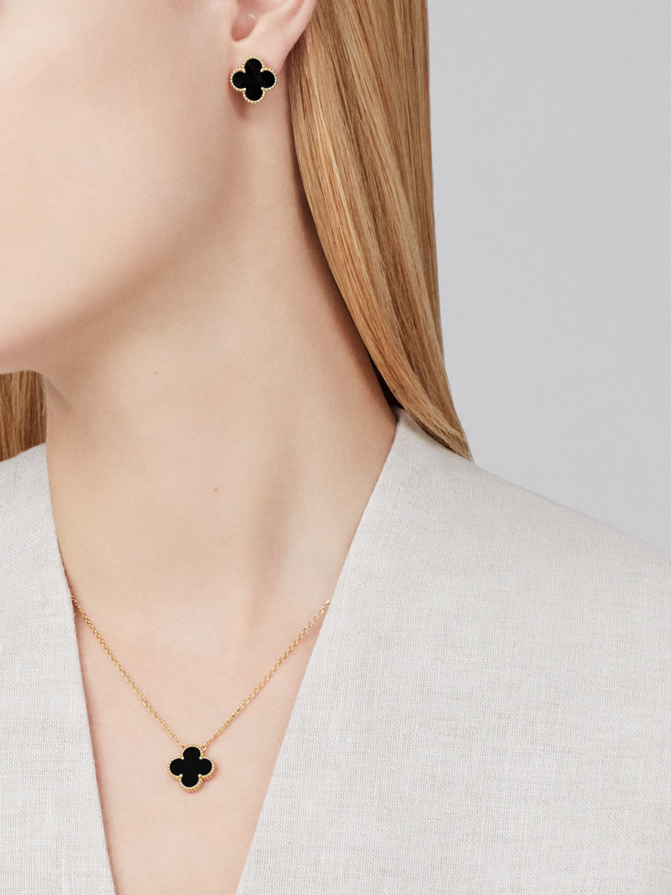 Van Cleef & Arpels. Сережки Vintage Alhambra із жовтого золота з оніксом