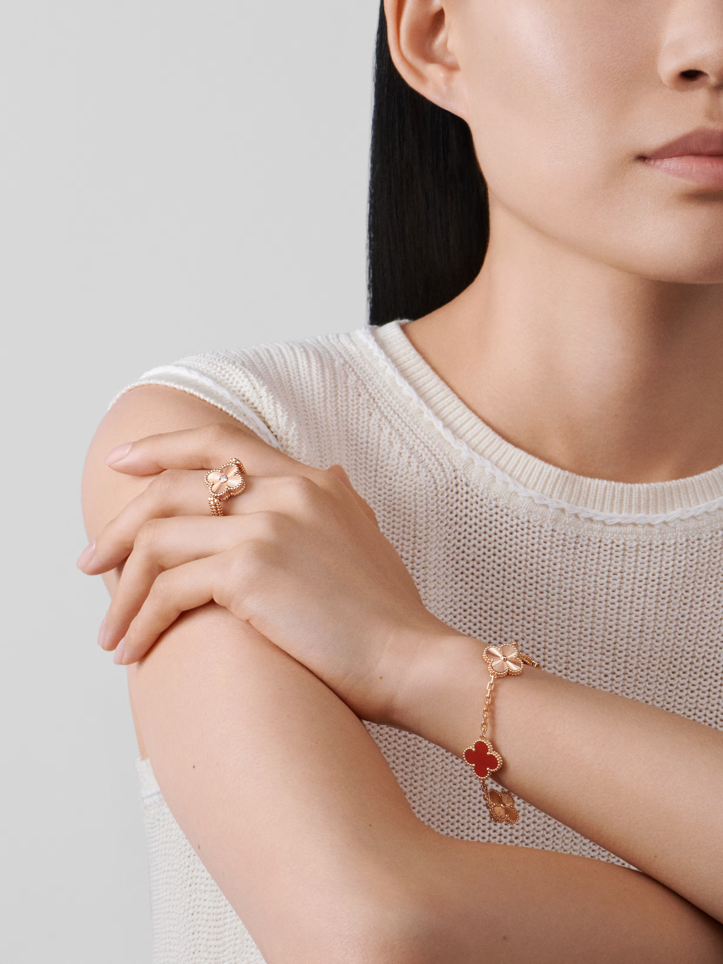 Van Cleef & Arpels. Реверсивна каблучка Vintage Alhambra із жовтого золота з сердоліком