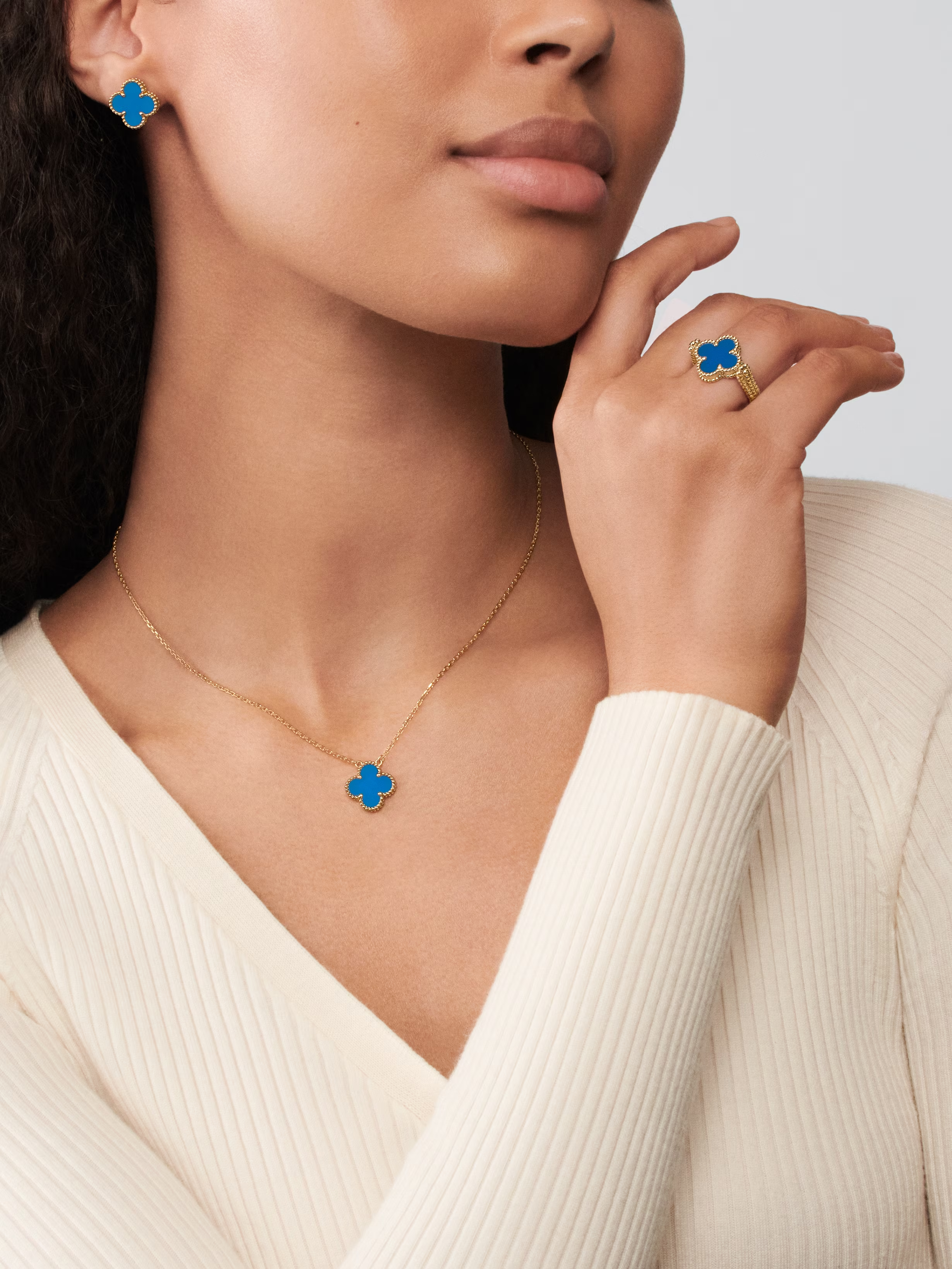 Van Cleef & Arpels. Реверсивна каблучка Vintage Alhambra із жовтого золота з агатом