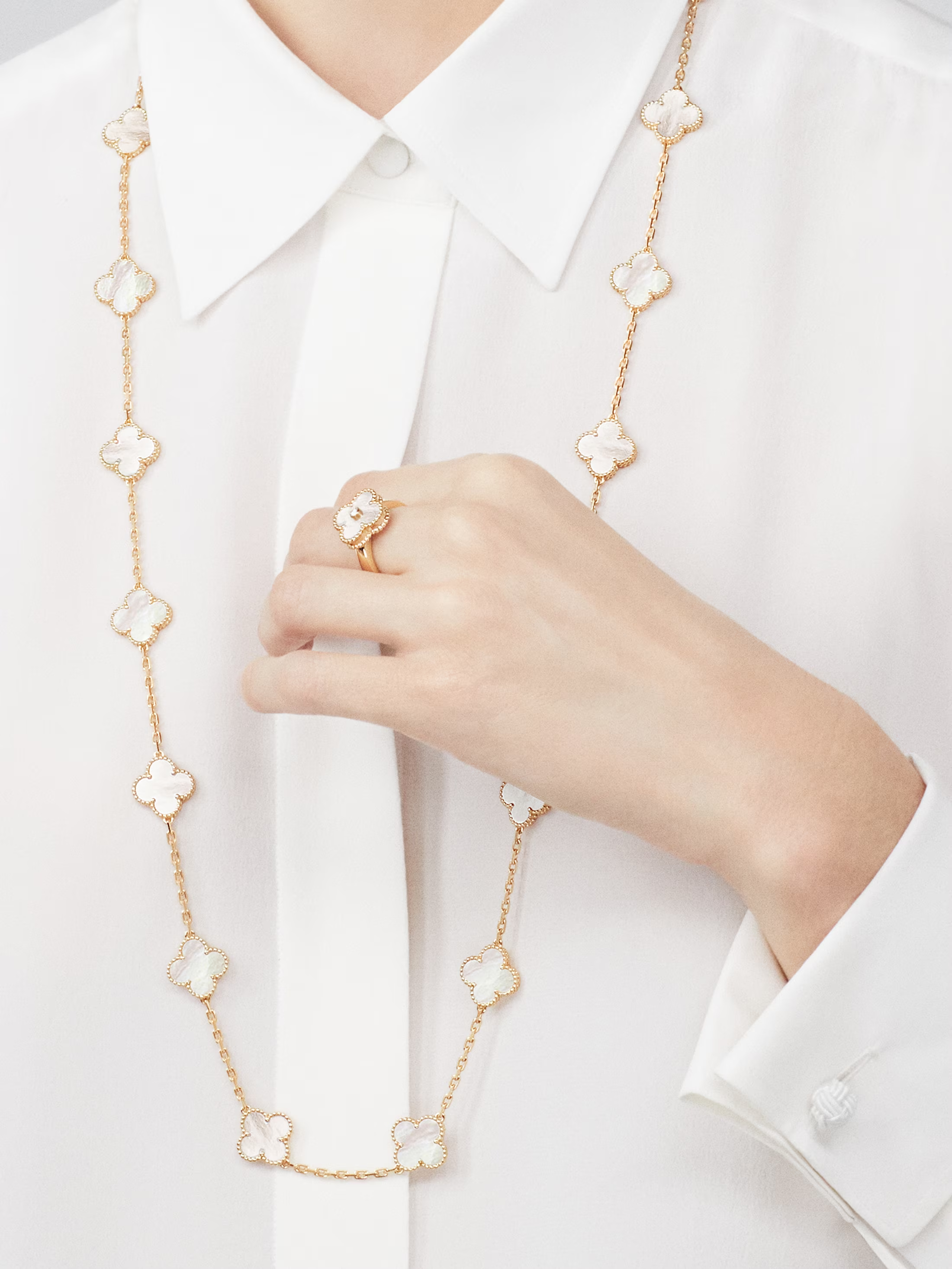 Van Cleef & Arpels. Довге кольє Vintage Alhambra із жовтого золота з білим перламутром
