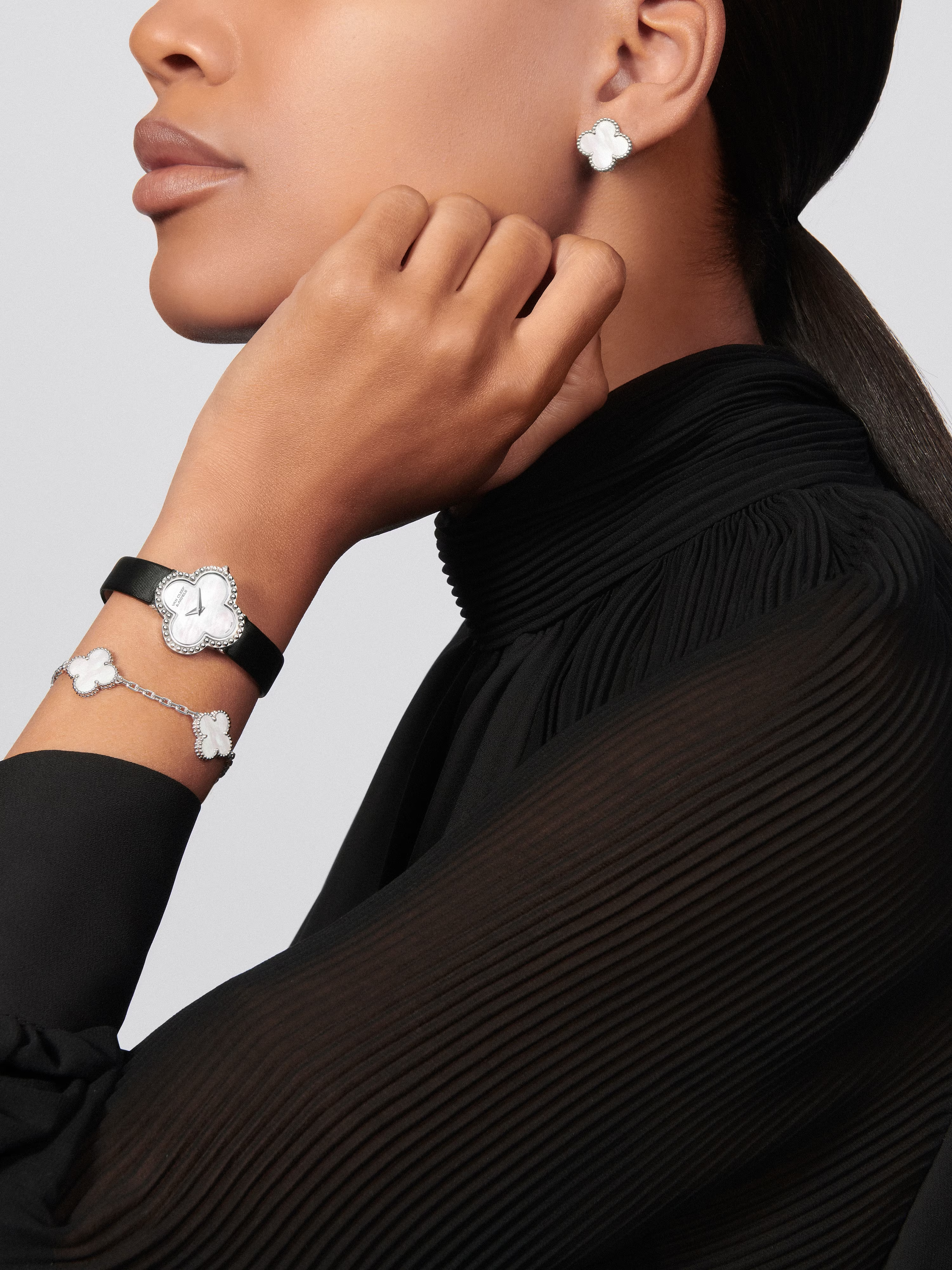 Van Cleef & Arpels. Браслет Vintage Alhambra із білого золота з білим перламутром