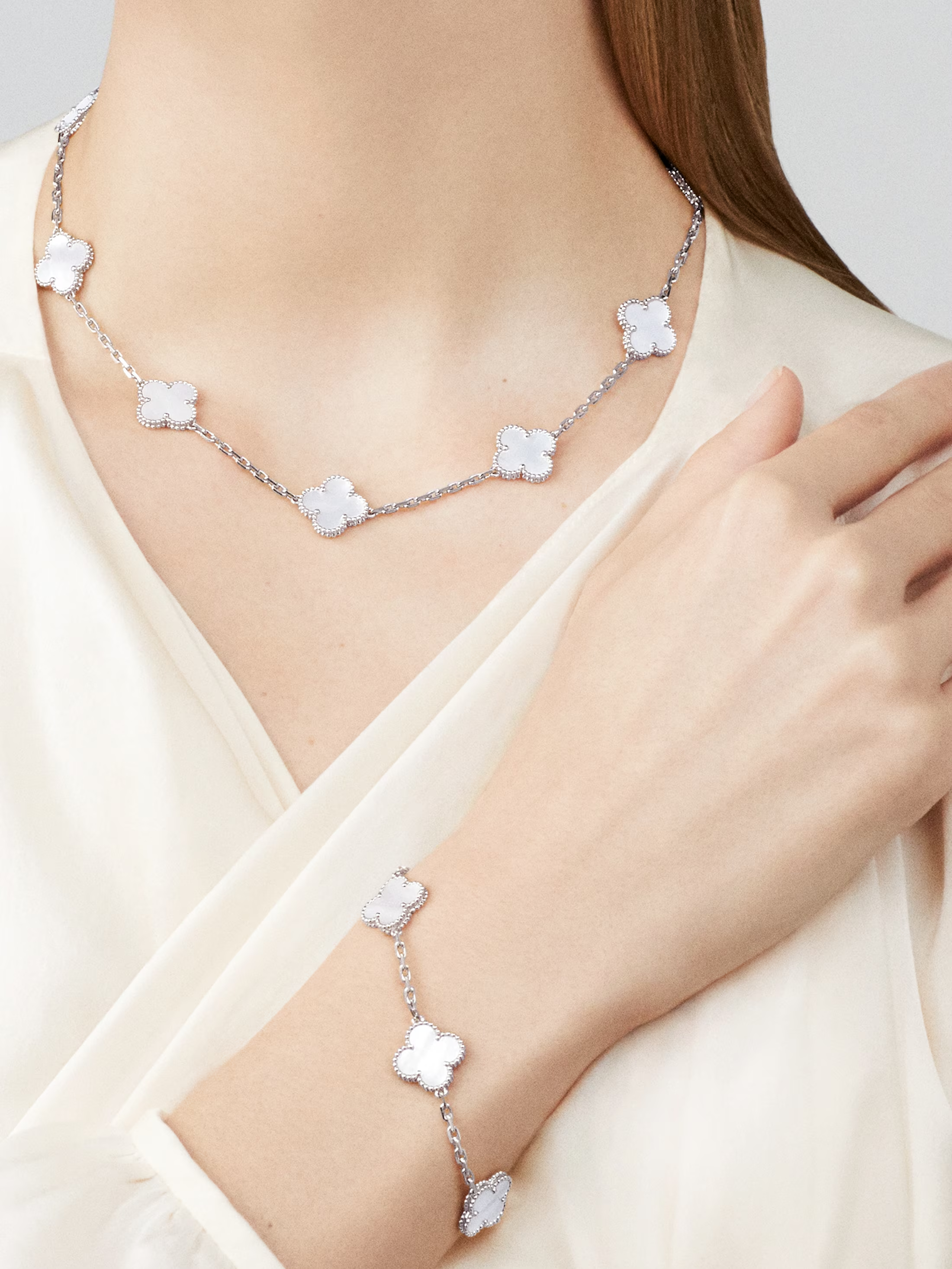 Van Cleef & Arpels. Кольє Vintage Alhambra із білого золота з білим перламутром