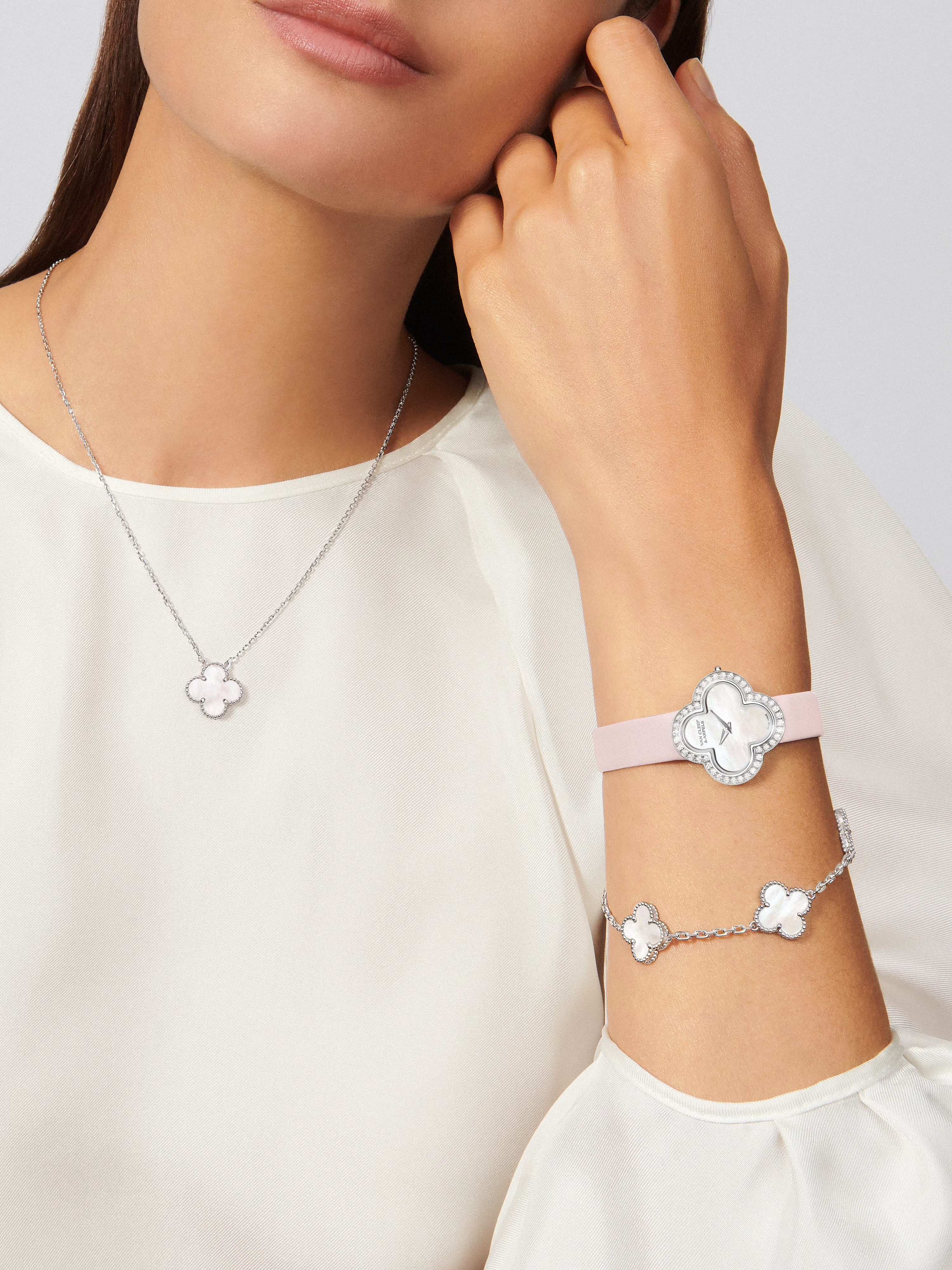 Van Cleef & Arpels. Підвіска Vintage Alhambra із білого золота з білим перламутром