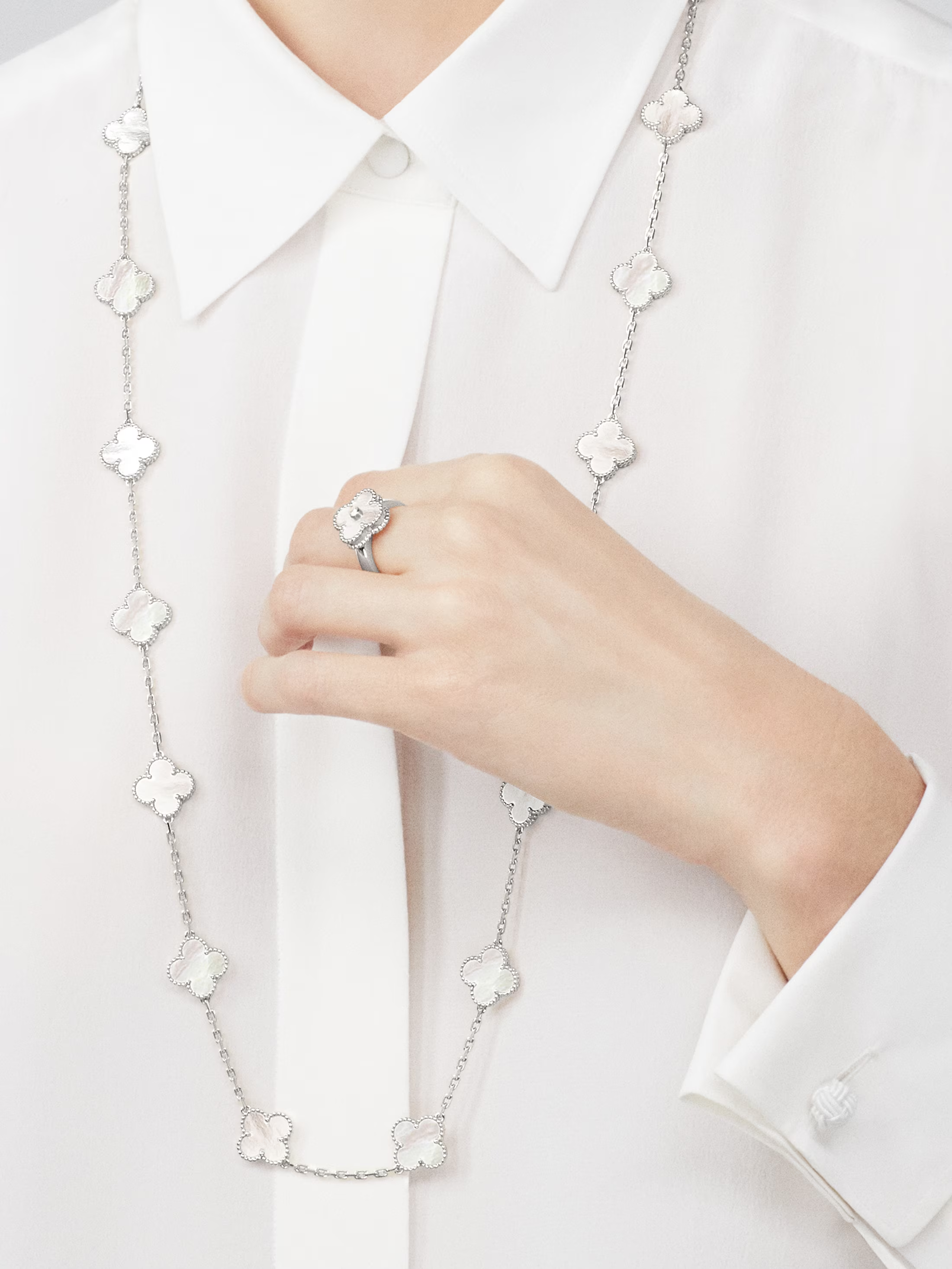 Van Cleef & Arpels.. Довге кольє Vintage Alhambra із білого золота з білим перламутром