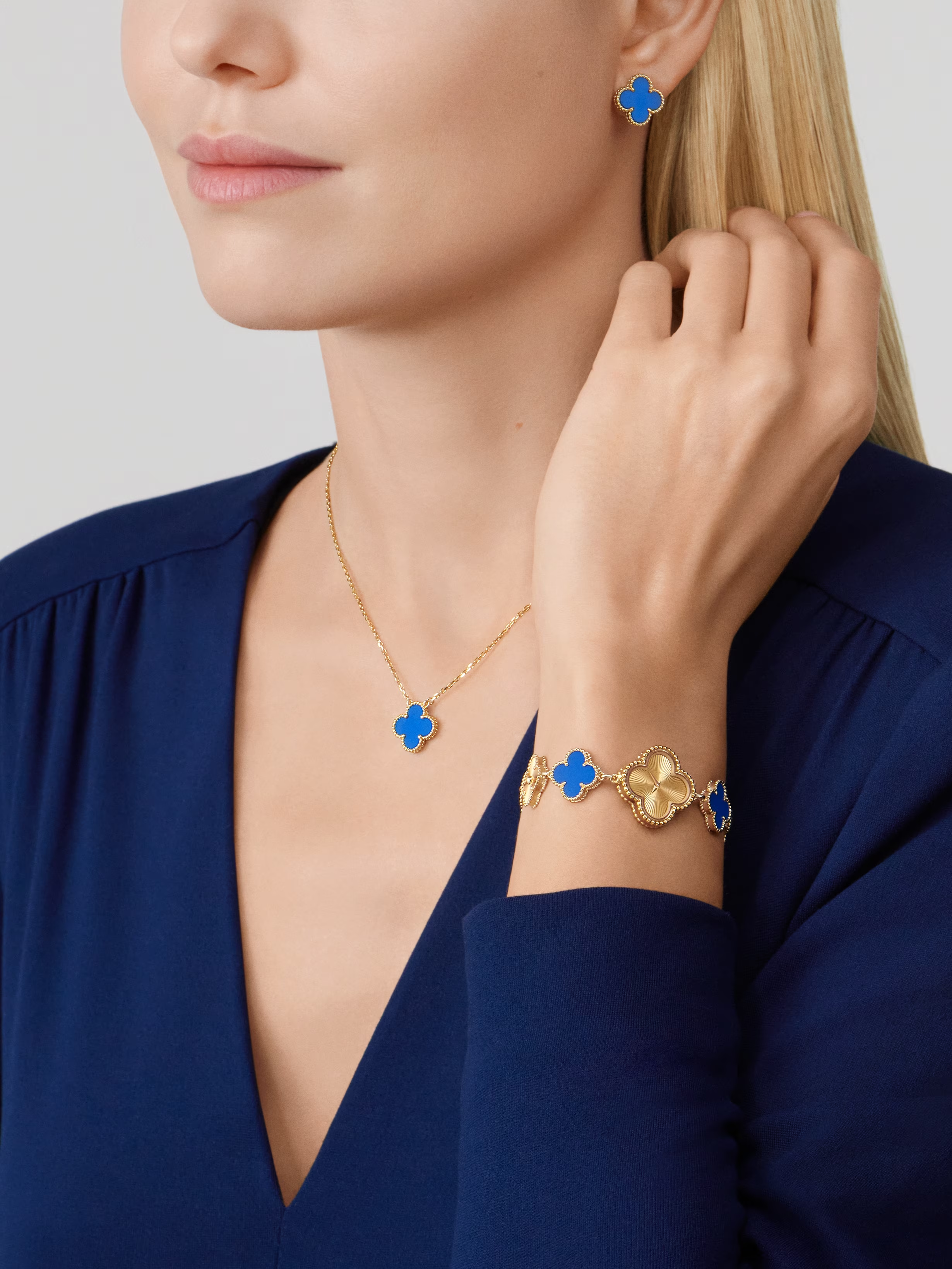 Van Cleef & Arpels. Підвіска Vintage Alhambra із жовтого золота з блакитним агатом