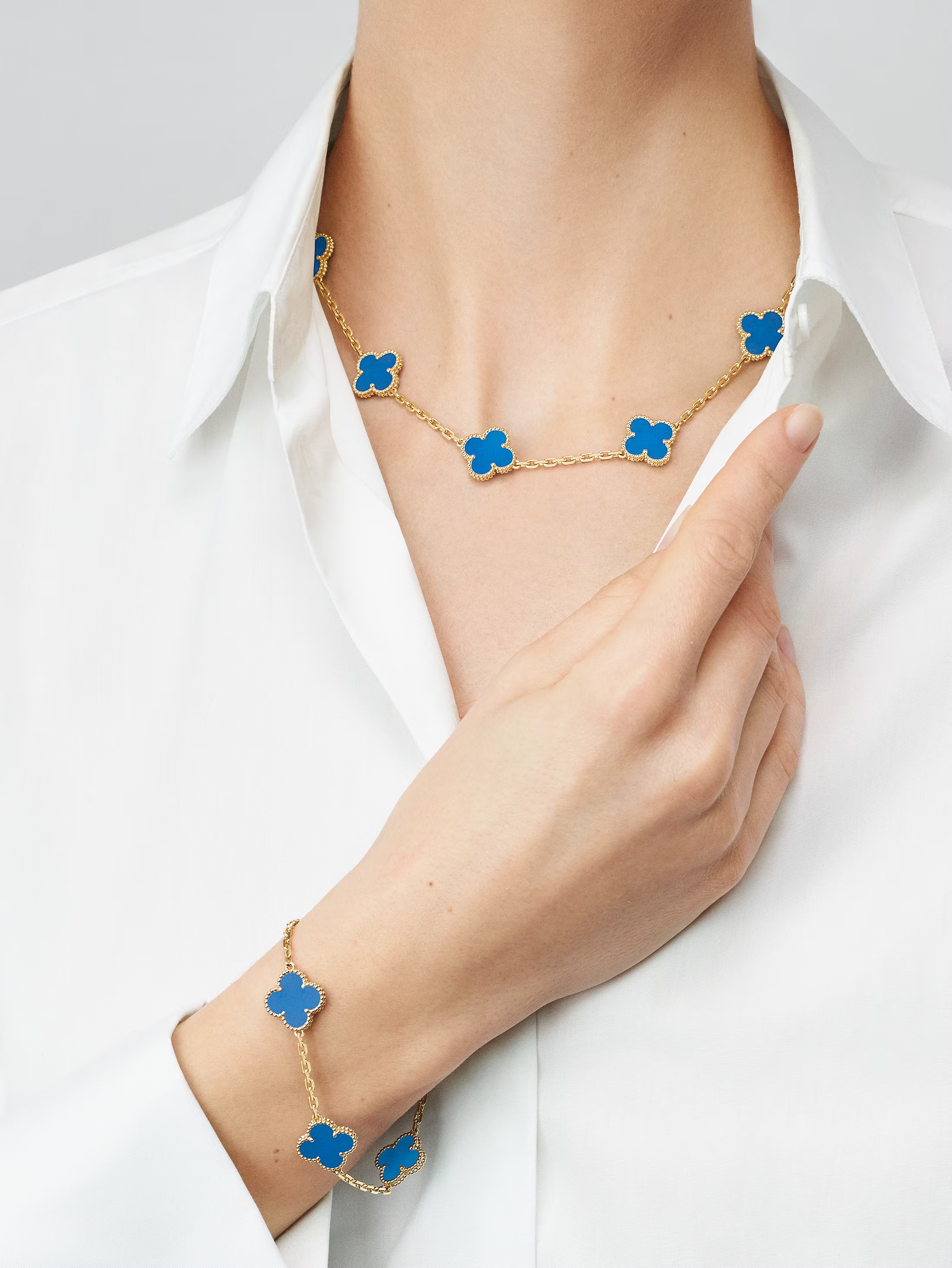 Van Cleef & Arpels. Кольє Vintage Alhambra із жовтого золота з блакитним агатом