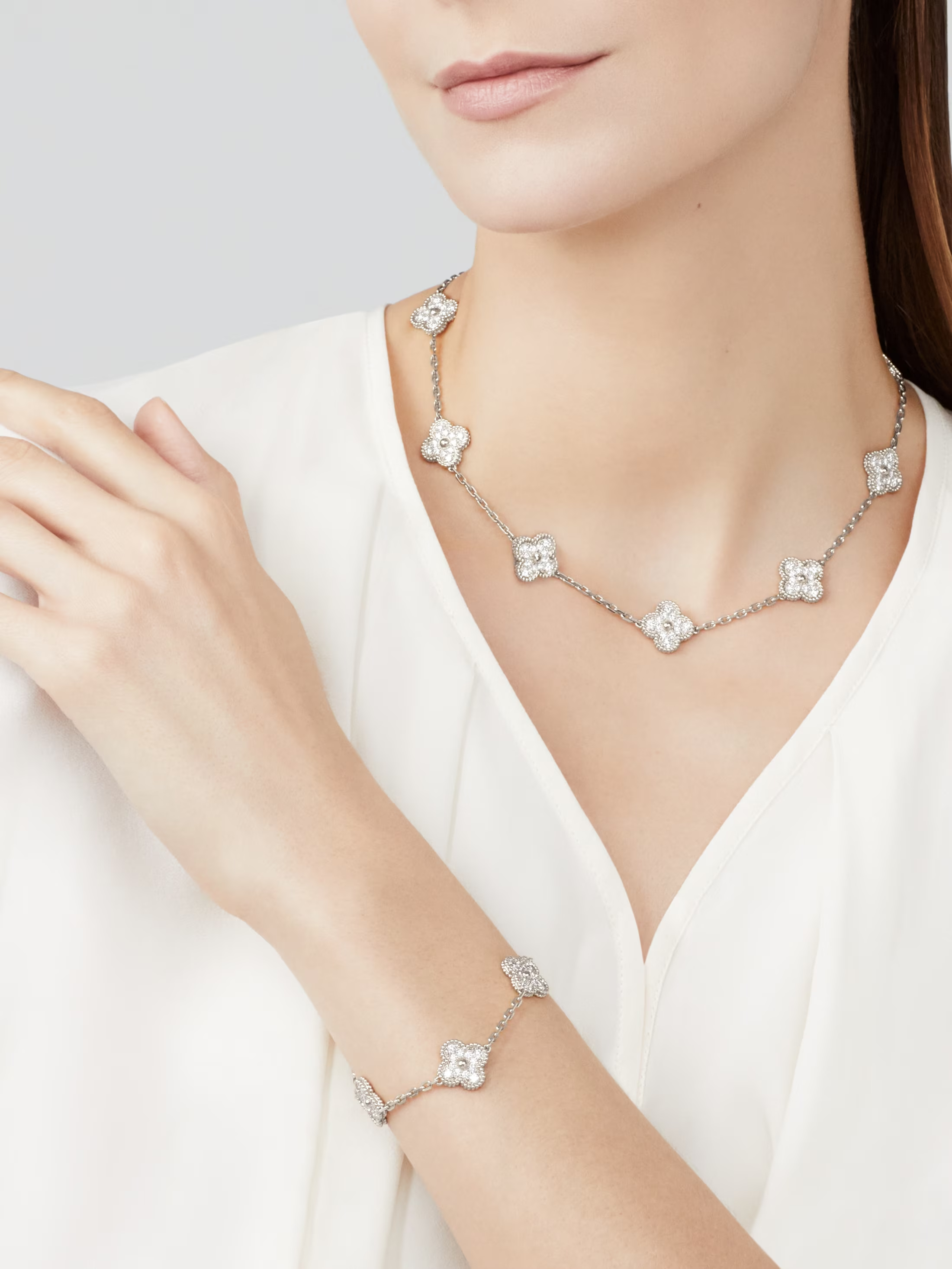 Van Cleef & Arpels. Кольє Vintage Alhambra із білого золота