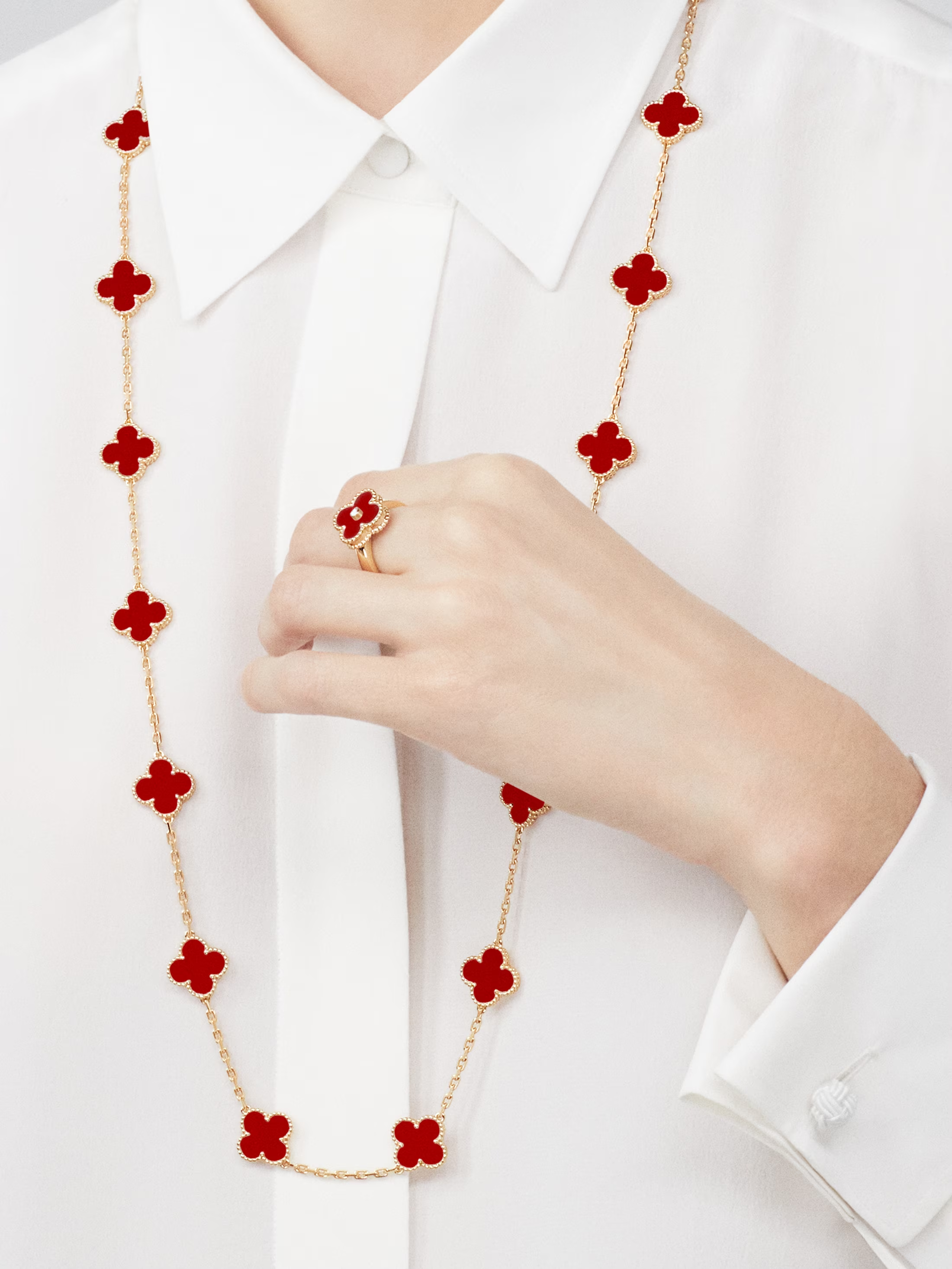 Van Cleef & Arpels. Довге кольє Vintage Alhambra з жовтого золота з корнеолом
