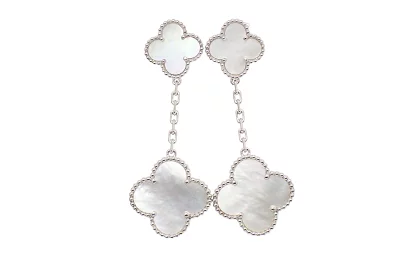 Van Cleef & Arpels. Сережки Magic Alhambra із білого золота з білим перламутром