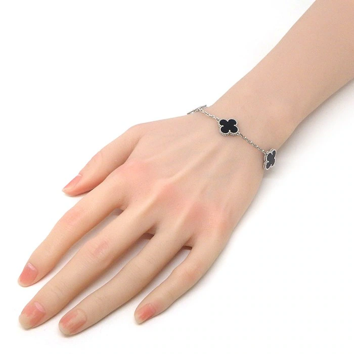 Van Cleef & Arpels. Браслет Vintage Alhambra із білого золота з оніксом