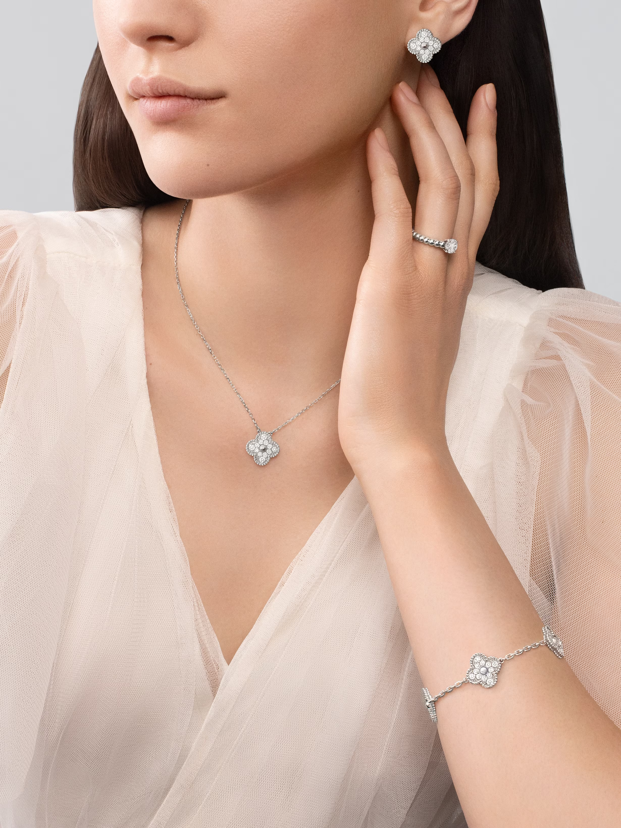 Van Cleef & Arpels. Підвіска Vintage Alhambra із білого золота