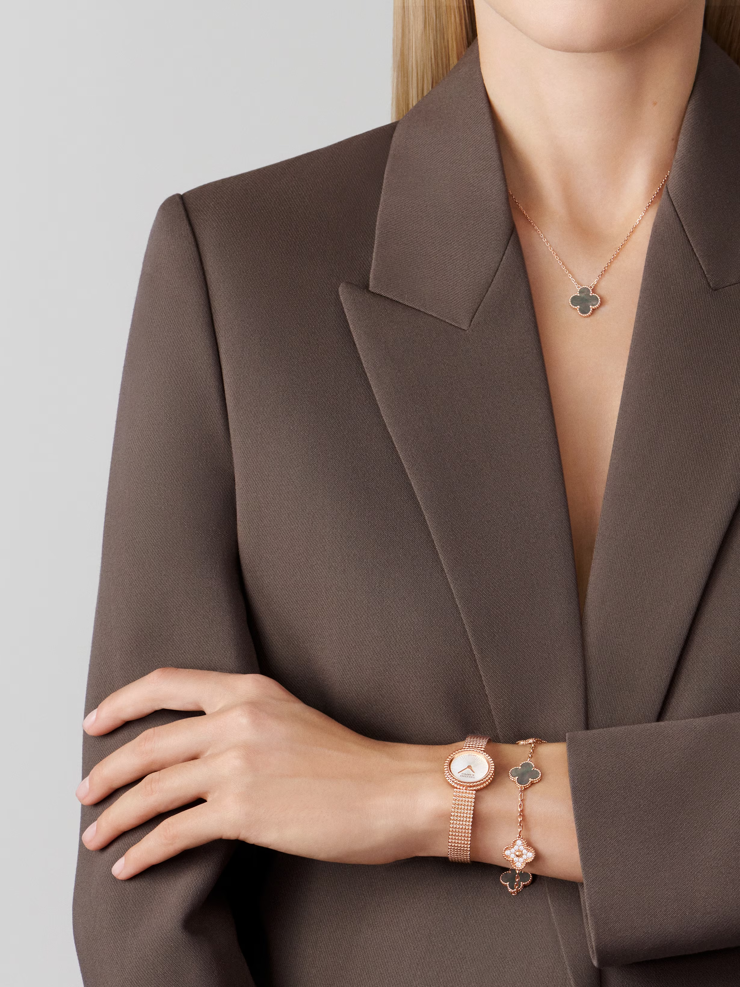Van Cleef & Arpels. Підвіска Vintage Alhambra із рожевого золота з сірим перламутром