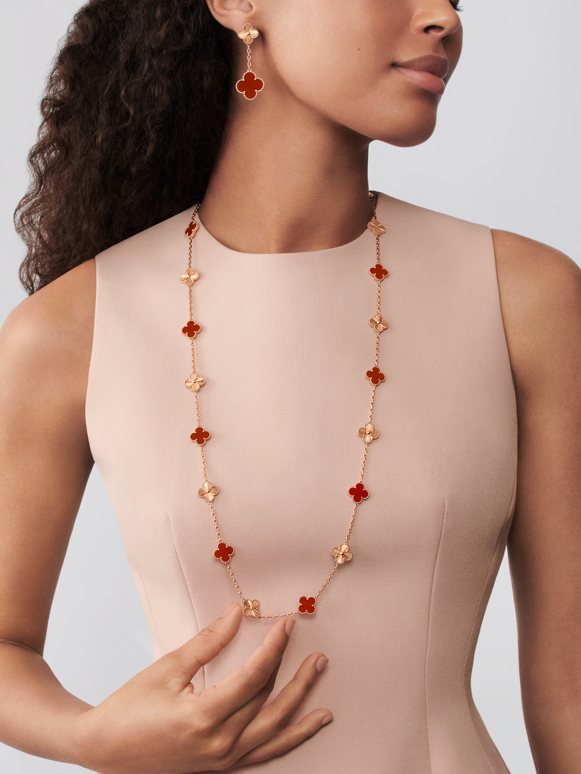 Van Cleef & Arpels. Довге кольє Vintage Alhambra із рожевого золота з сердоліком