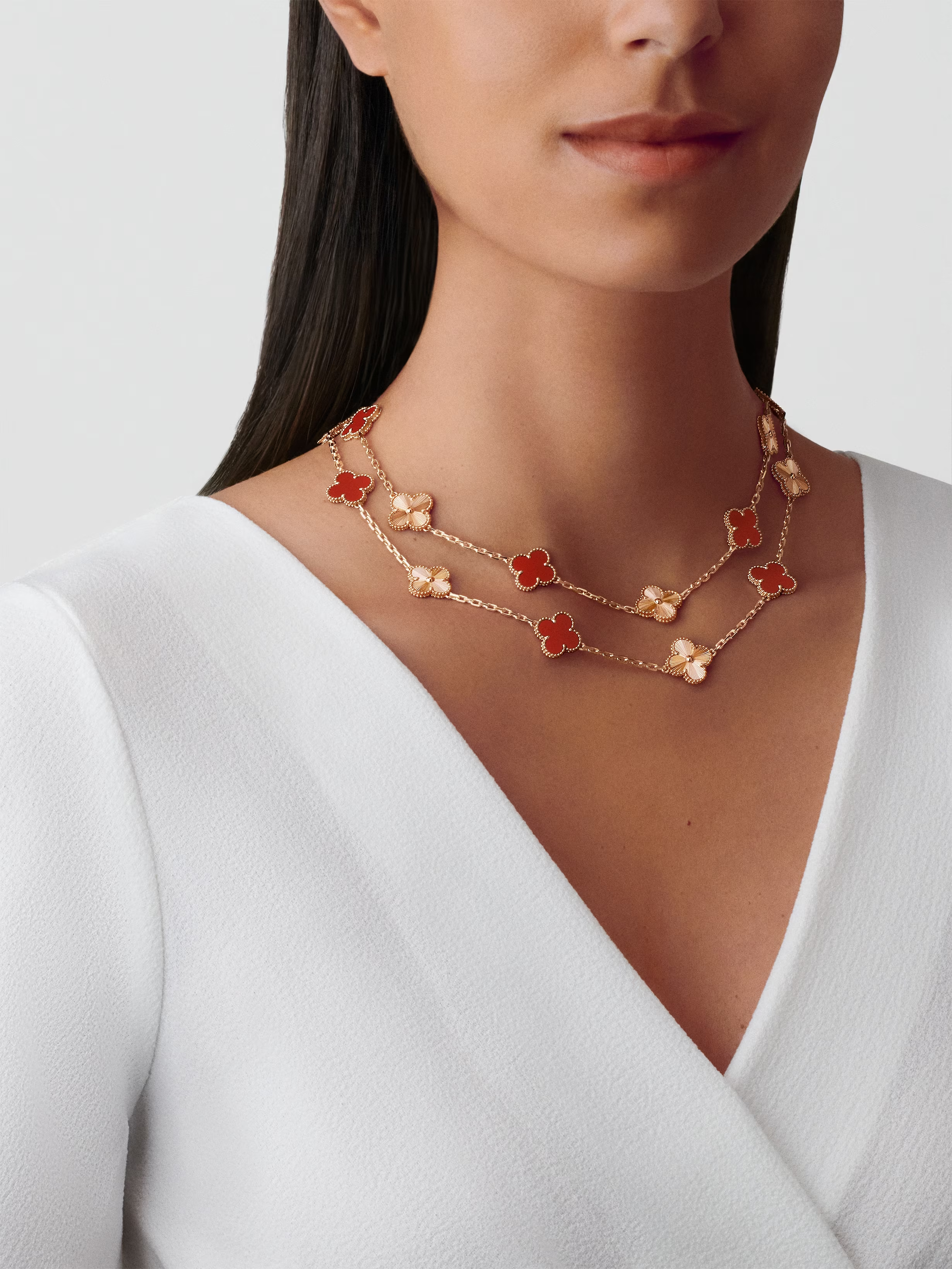 Van Cleef & Arpels. Довге кольє Vintage Alhambra із рожевого золота з сердоліком