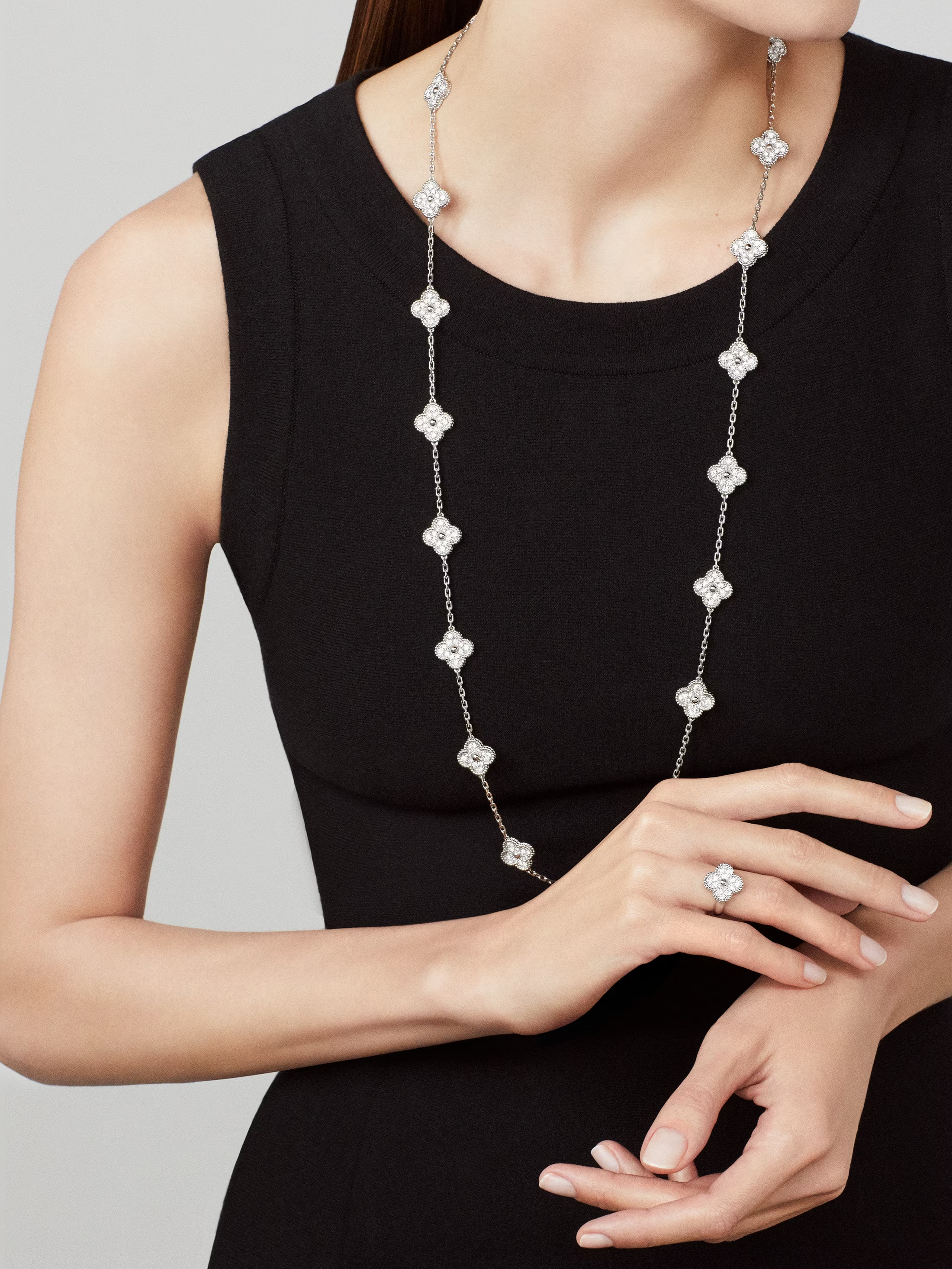 Van Cleef & Arpels. Каблучка Vintage Alhambra із білого золота