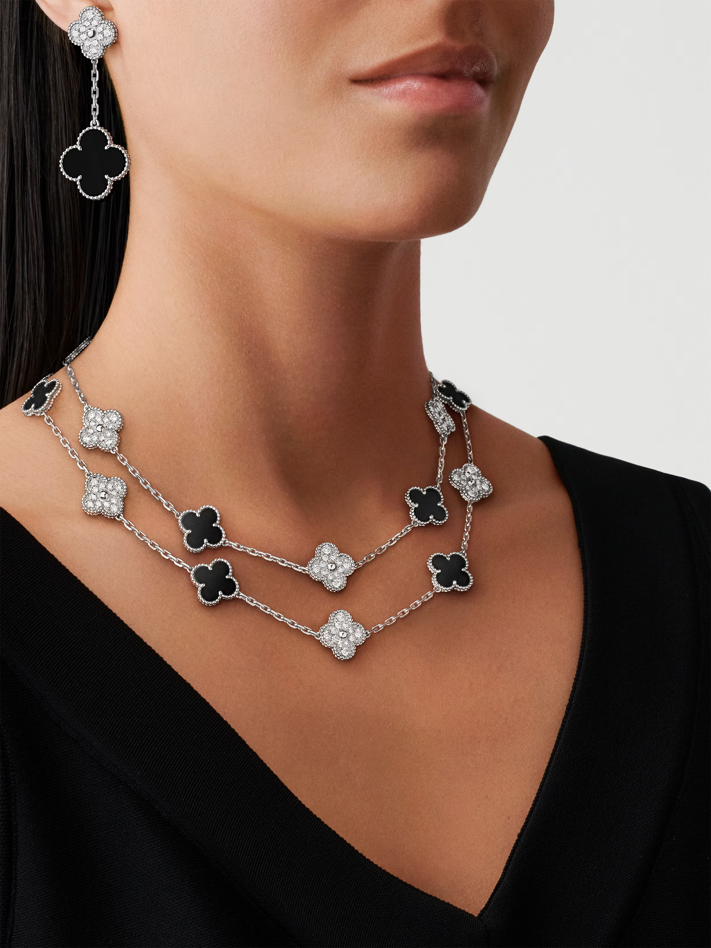 Van Cleef & Arpels. Довге кольє Vintage Alhambra із білого золота з оніксом