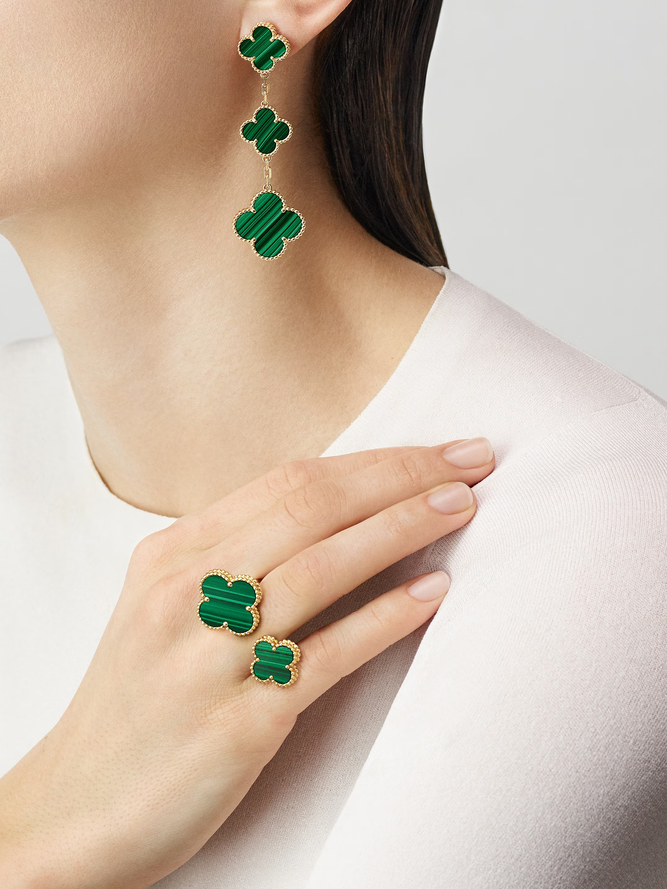 Van Cleef & Arpels. Каблучка на два пальця Magic Alhambra із жовтого золота з малахітом