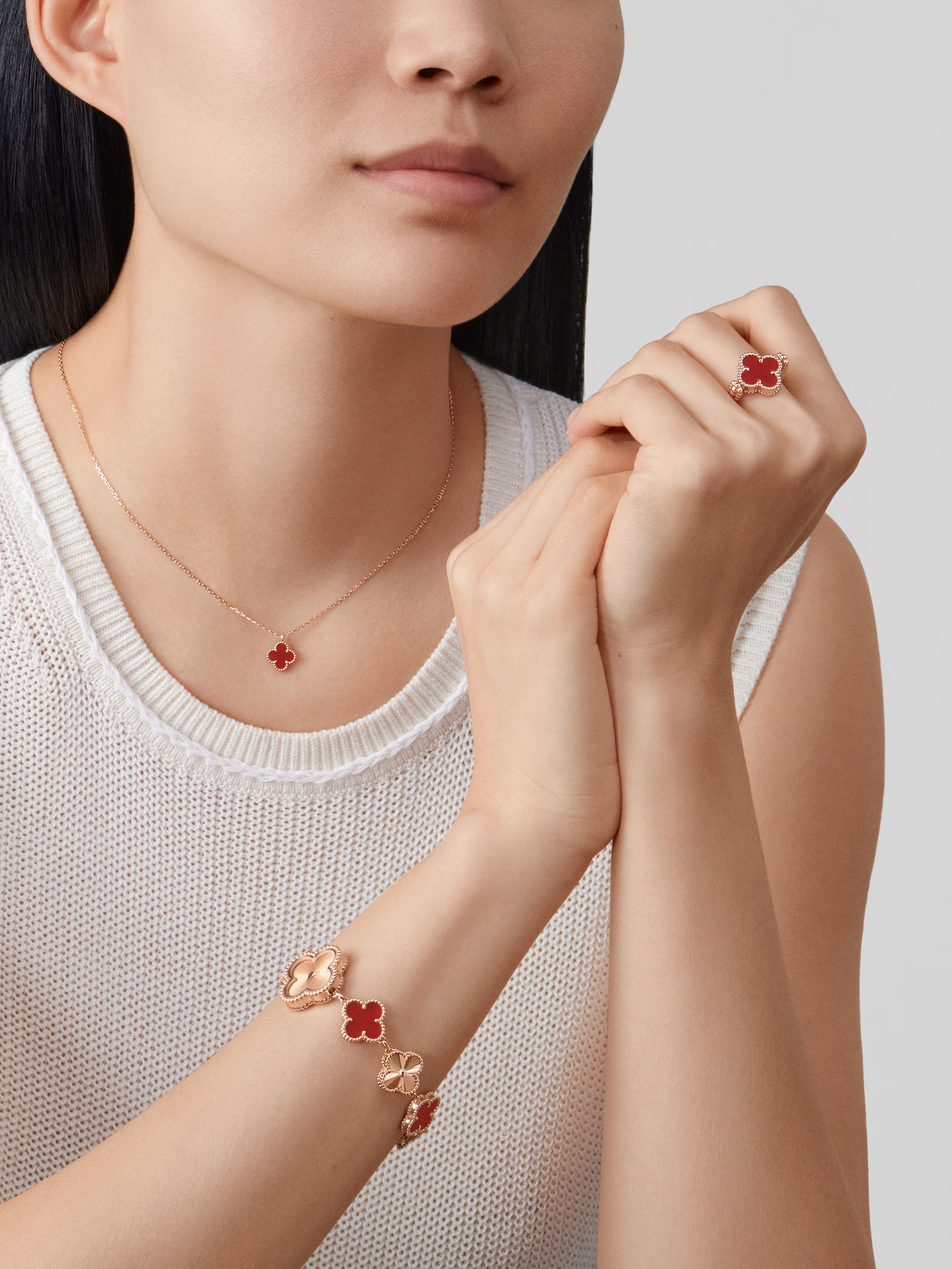 Van Cleef & Arpels. Підвіска Sweet Alhambra із рожевого золота з корнеолом