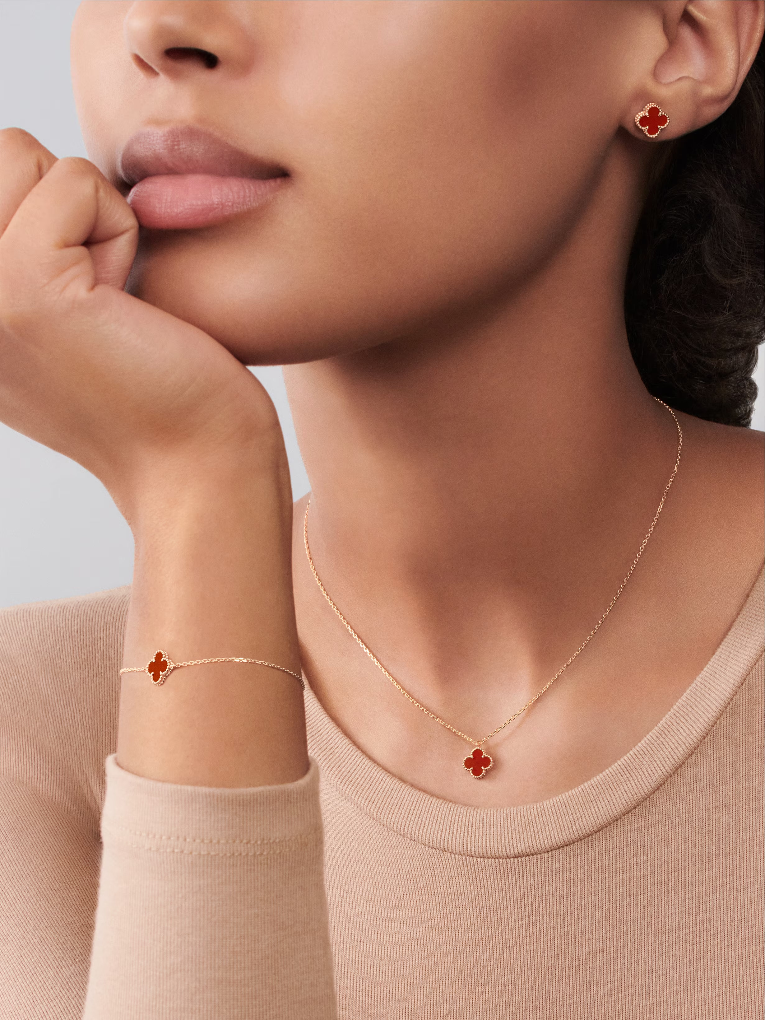 Van Cleef & Arpels. Підвіска Sweet Alhambra із рожевого золота з корнеолом