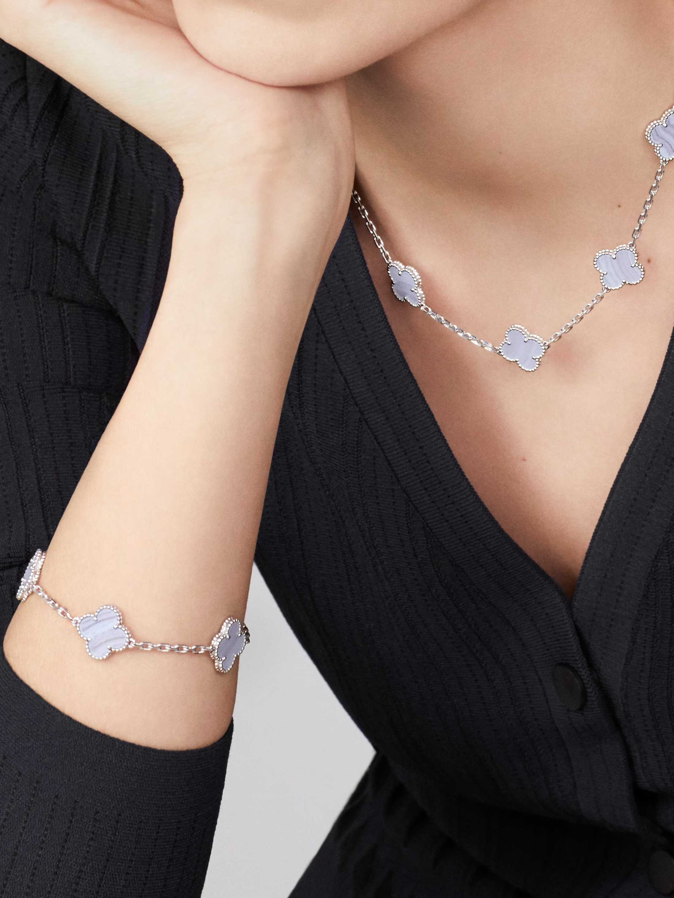 Van Cleef & Arpels. Браслет Vintage Alhambra із білого золота з халцедоном