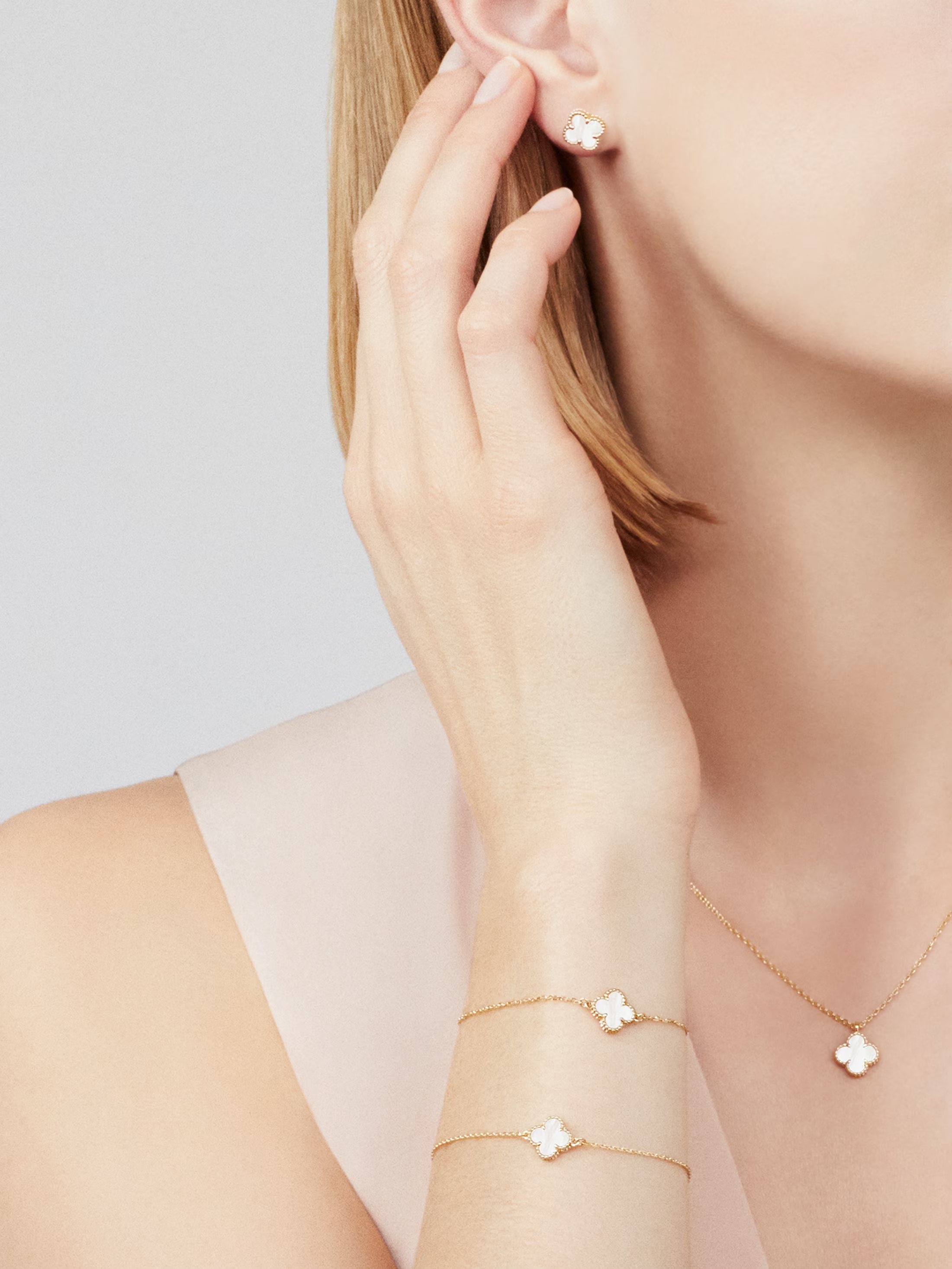 Van Cleef & Arpels. Підвіска Sweet Alhambra із жовтого золота з білим перламутром