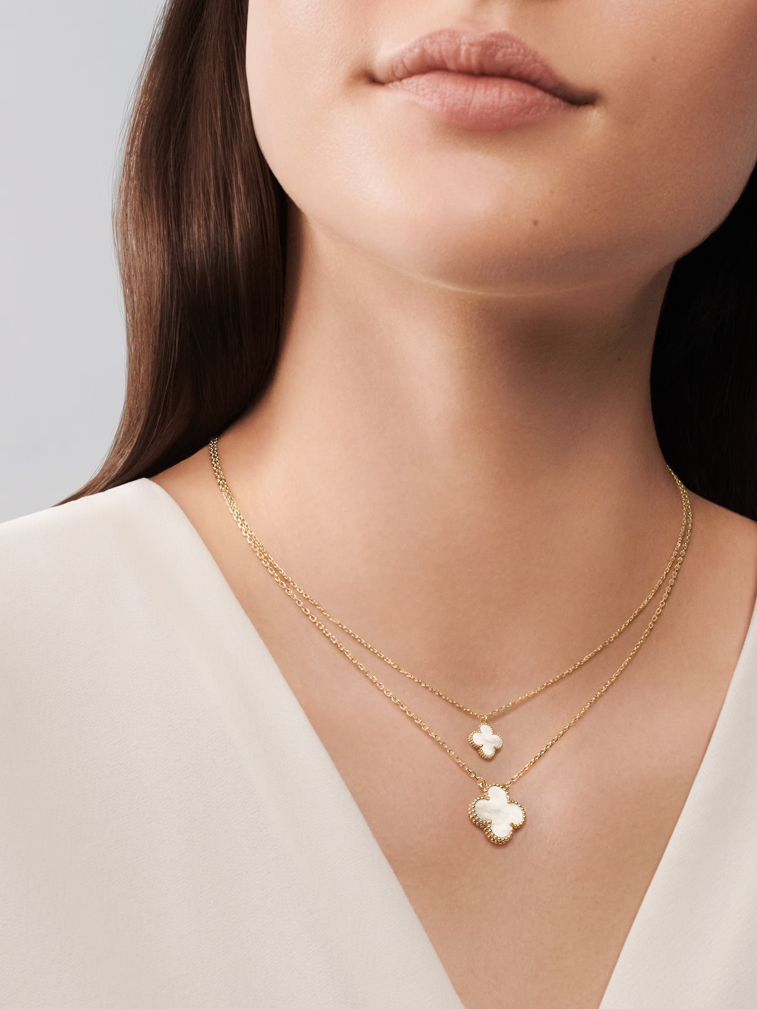 Van Cleef & Arpels. Підвіска Sweet Alhambra із жовтого золота з білим перламутром