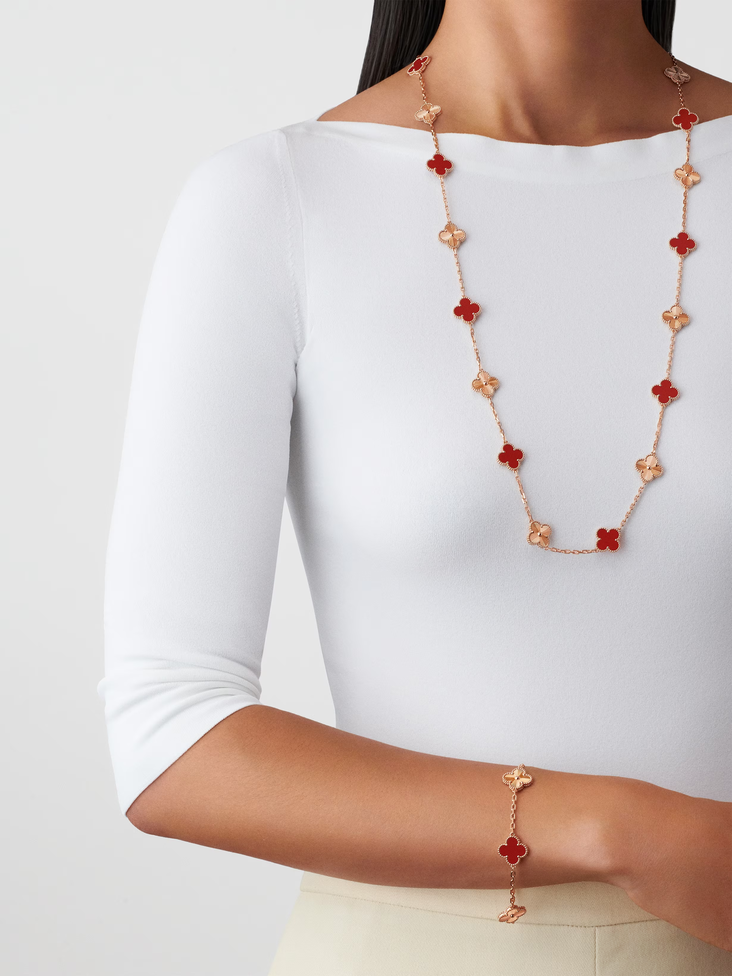 Van Cleef & Arpels. Браслет Vintage Alhambra із рожевого золота з сердоліком