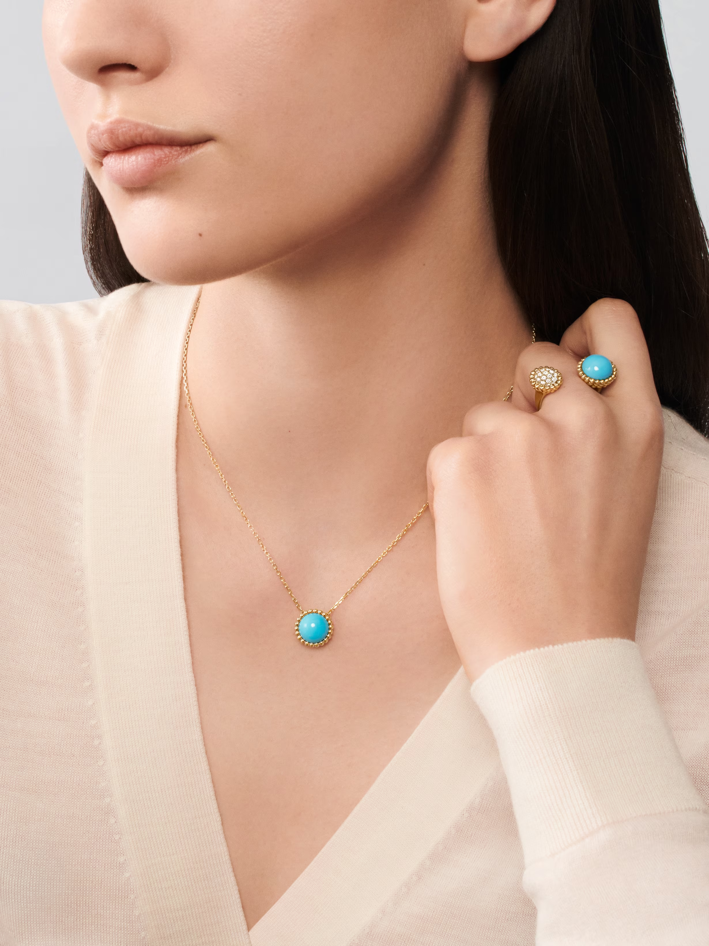 Van Cleef & Arpels. Підвіска Perlée Couleurs із жовтого золота з бірюзою