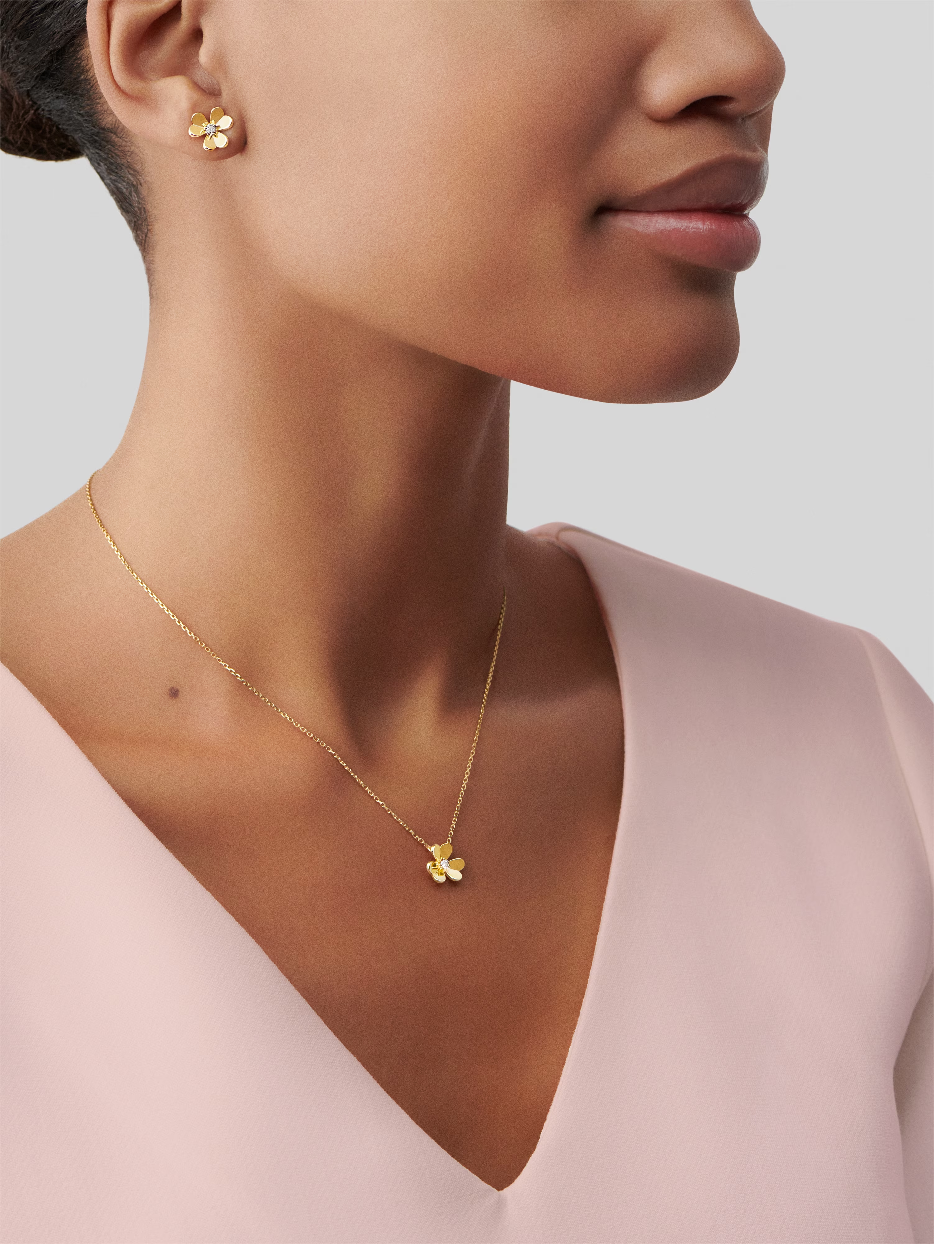 Van Cleef & Arpels. Сережки Frivole із жовтого золота