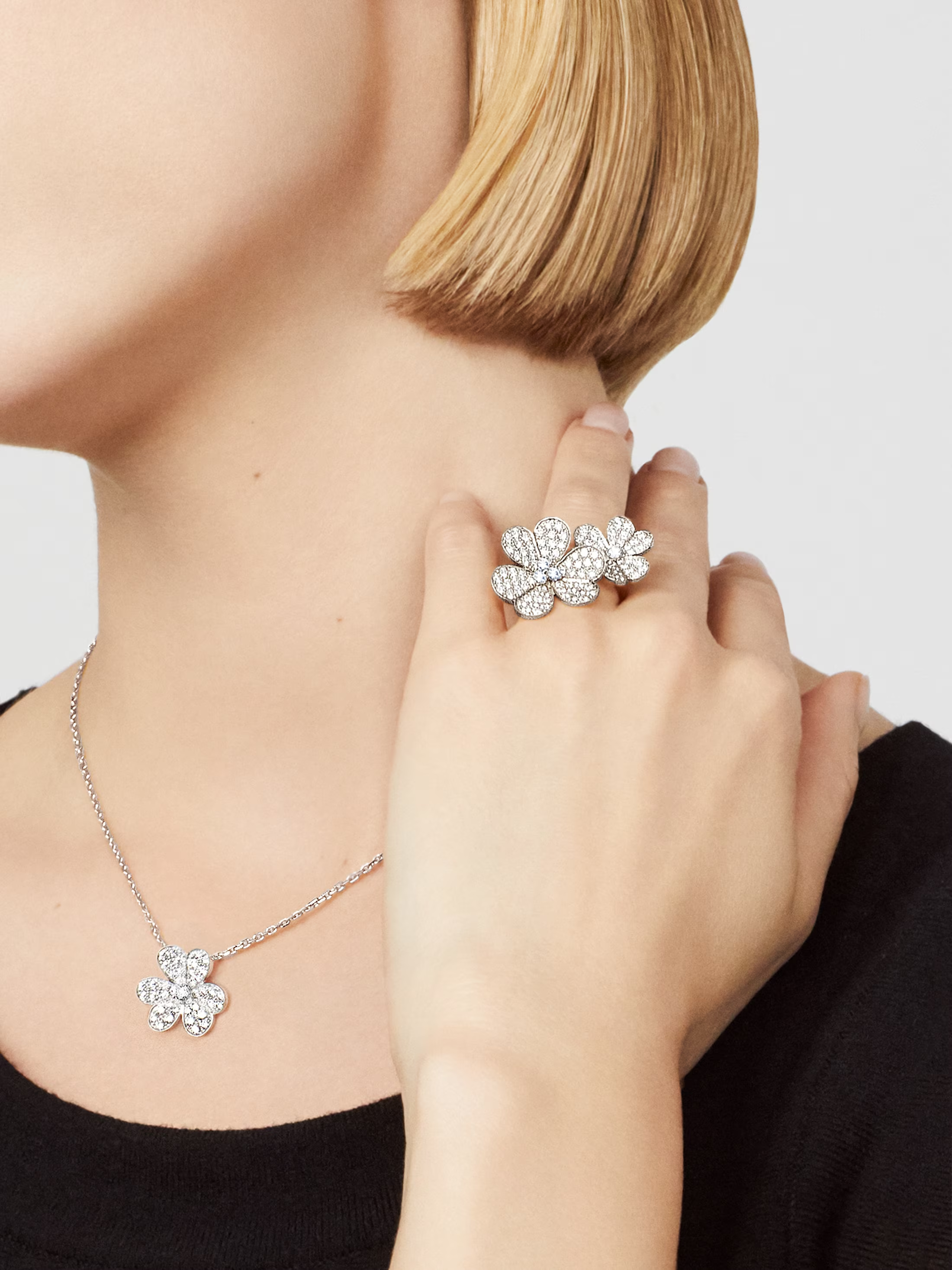 Van Cleef & Arpels. Підвіска Frivole із білого золота