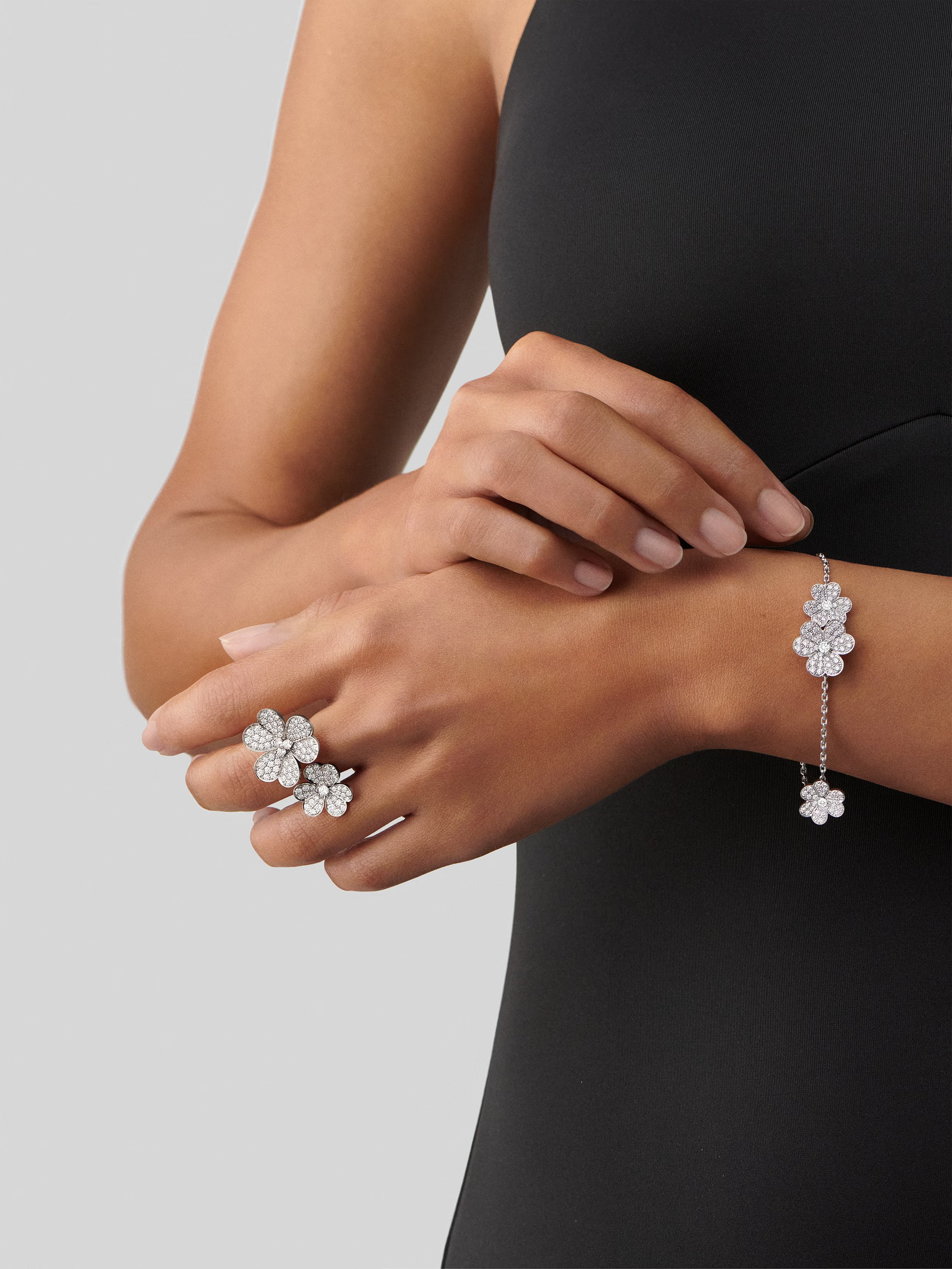 Van Cleef & Arpels. Браслет Frivole, 5 квіток із білого золота