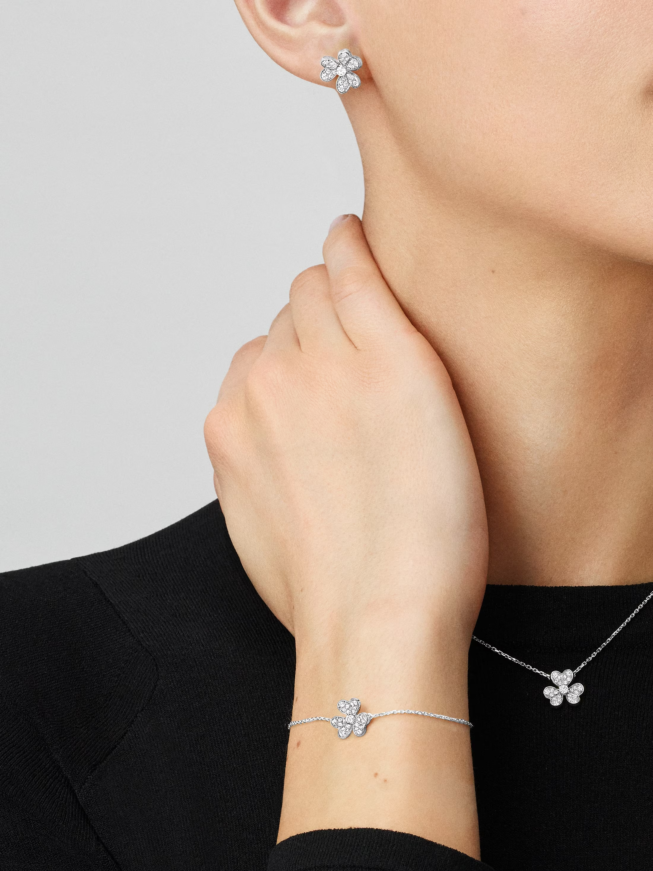 Van Cleef & Arpels. Підвіска Frivole із білого золота