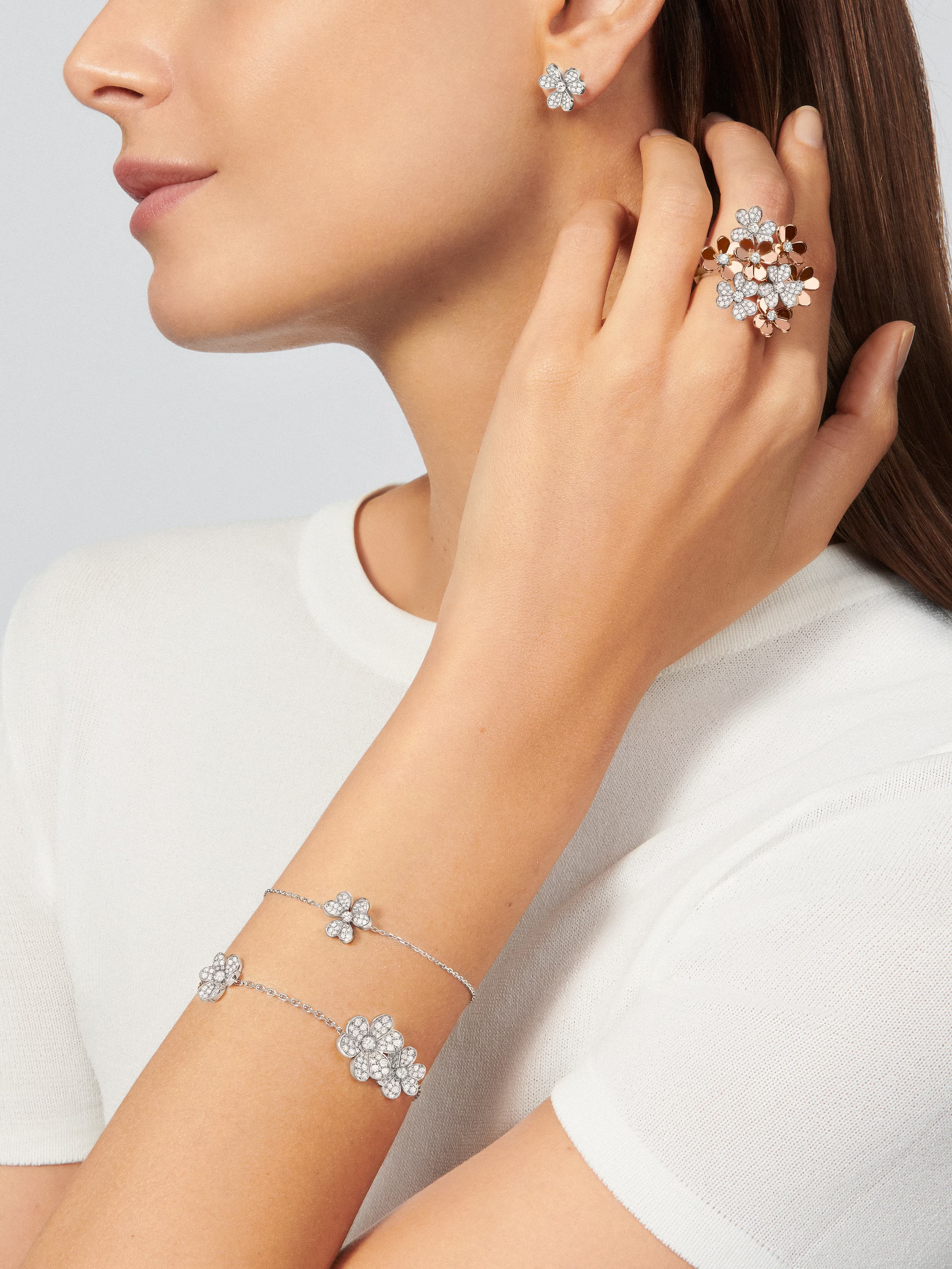 Van Cleef & Arpels. Сережки Frivole із білого золота