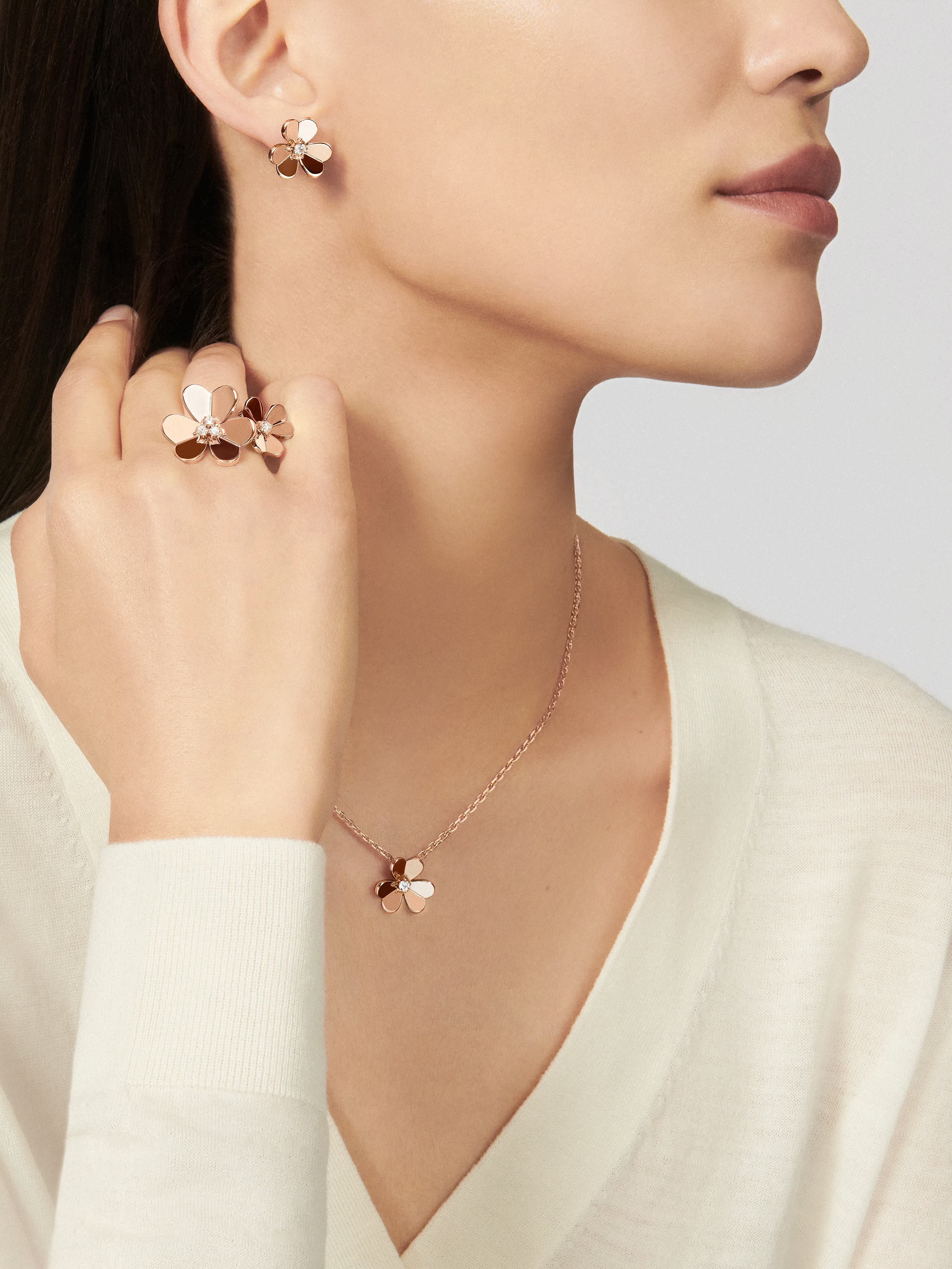 Van Cleef & Arpels. Сережки Frivole із рожевого золота