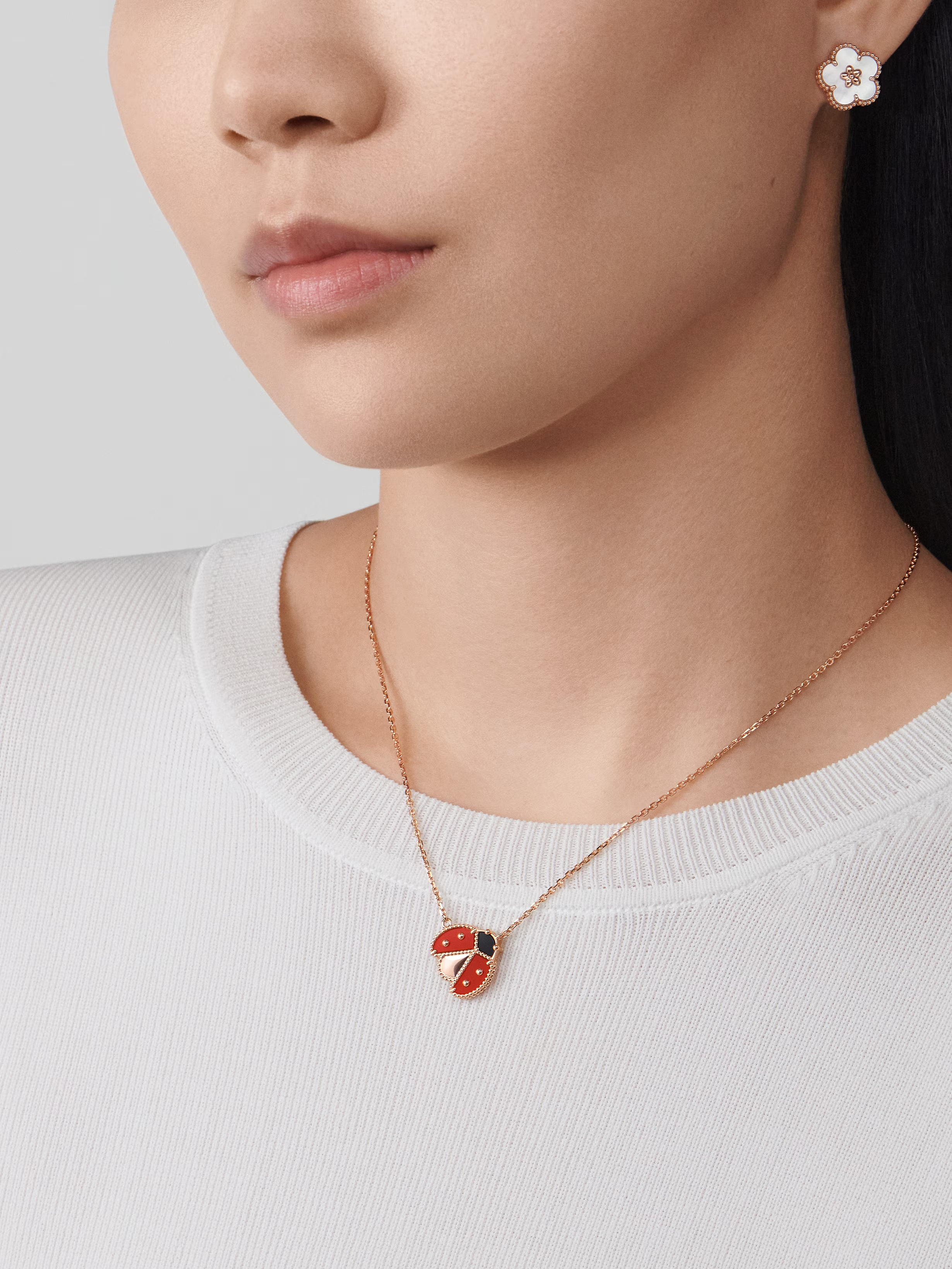 Van Cleef & Arpels. Підвіска Lucky Spring, сонечко з розкритими крильцями із рожевого золота