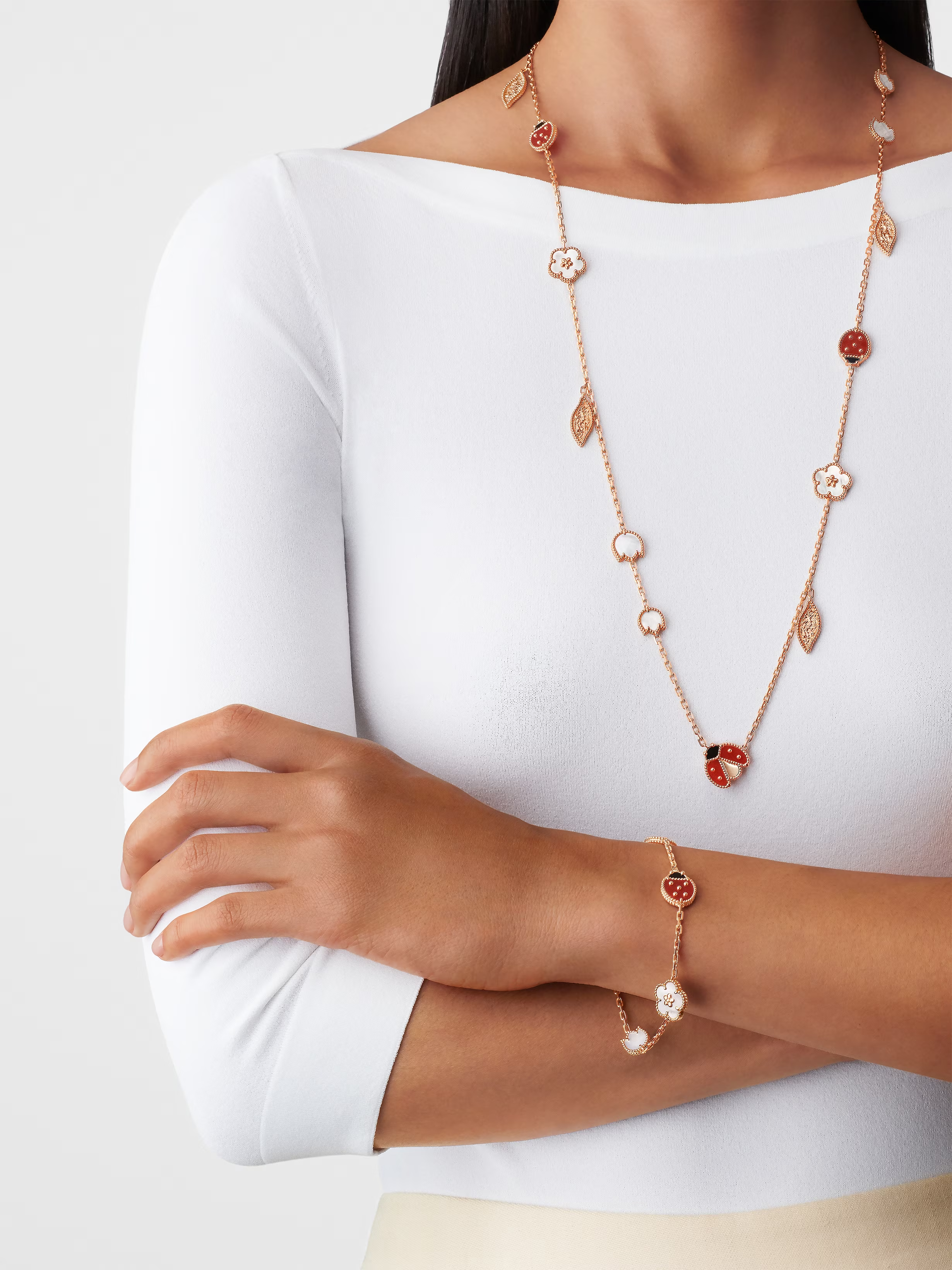 Van Cleef & Arpels. Браслет Lucky Spring із рожевого золота з білим перламутром, сердоліком та оніксом