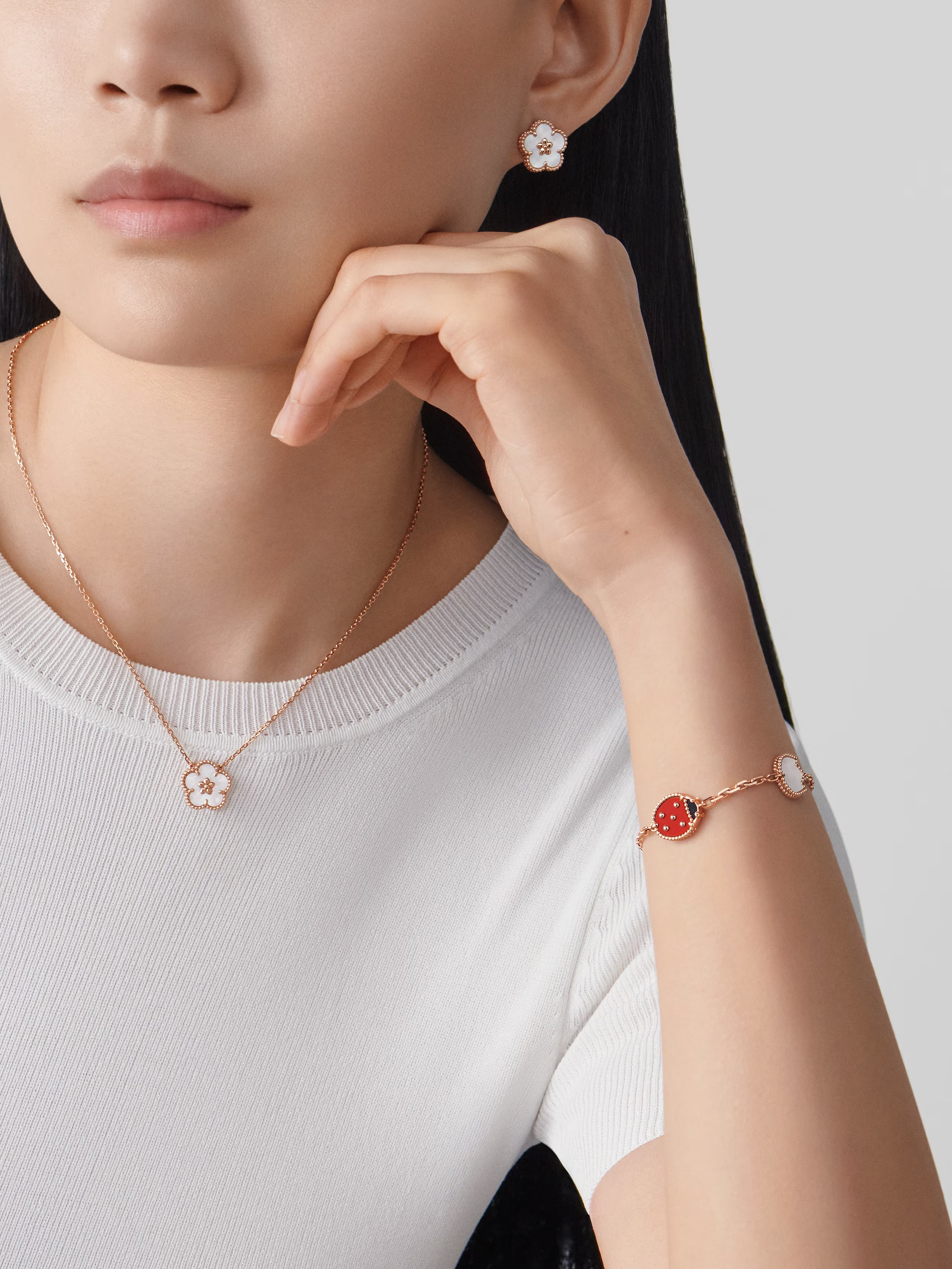 Van Cleef & Arpels. Браслет Lucky Spring із рожевого золота з білим перламутром, сердоліком та оніксом
