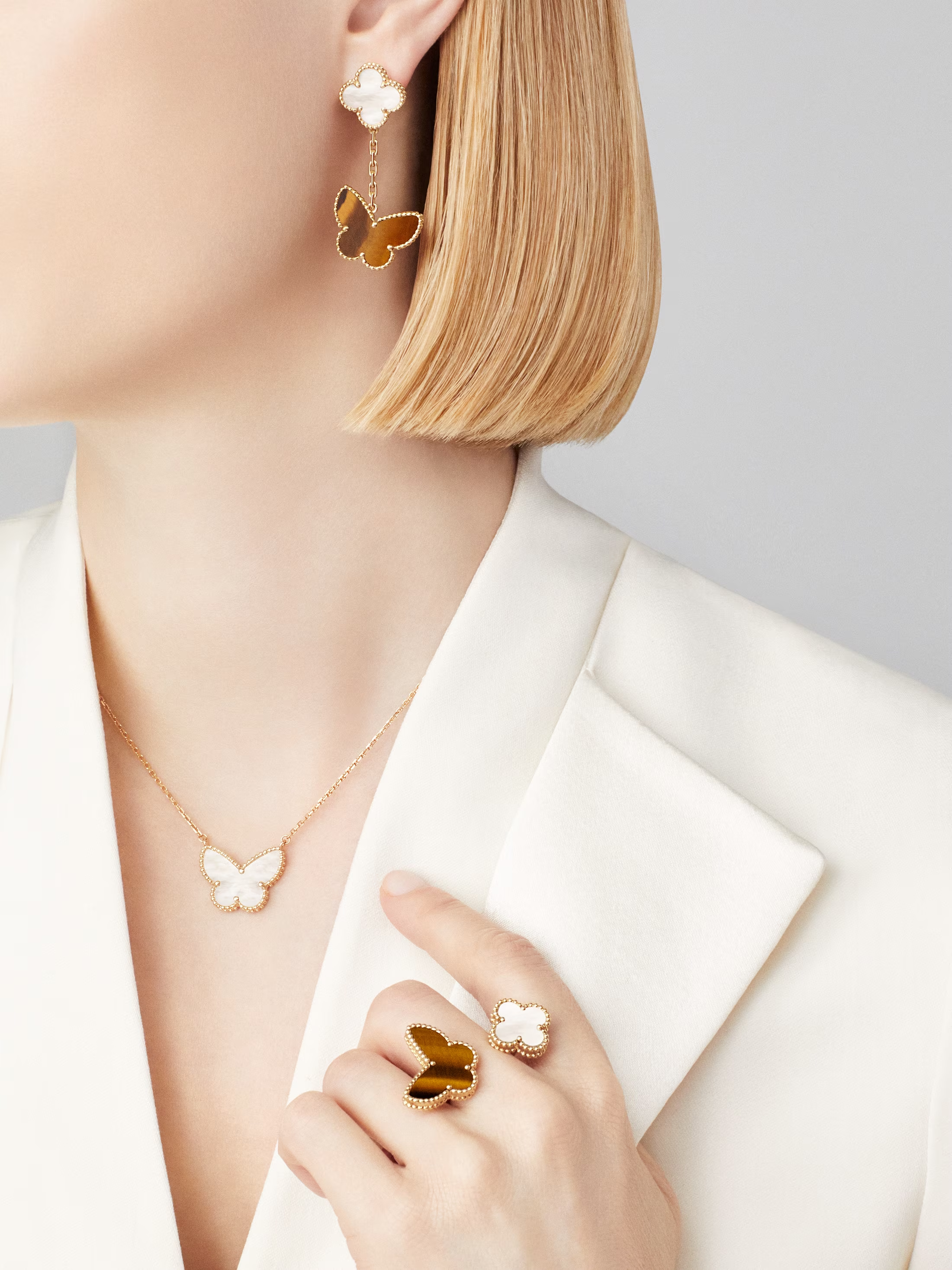 Van Cleef & Arpels. Підвіска Lucky Alhambra Butterfly із жовтого золота з білим перламутром