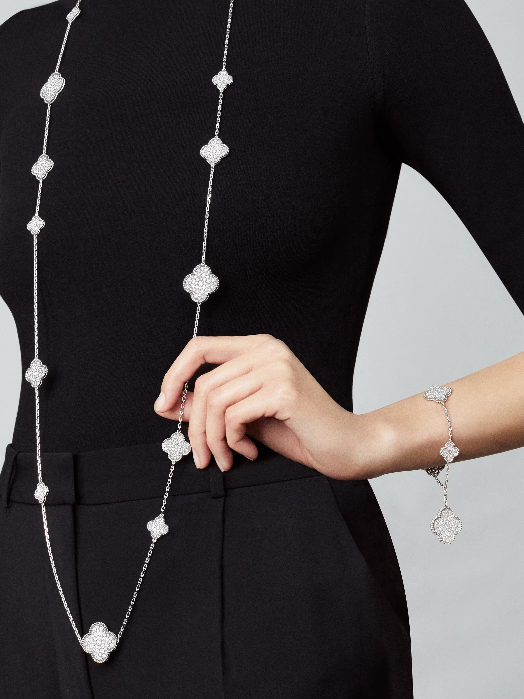 Van Cleef & Arpels. Довге кольє Magic Alhambra із білого золота