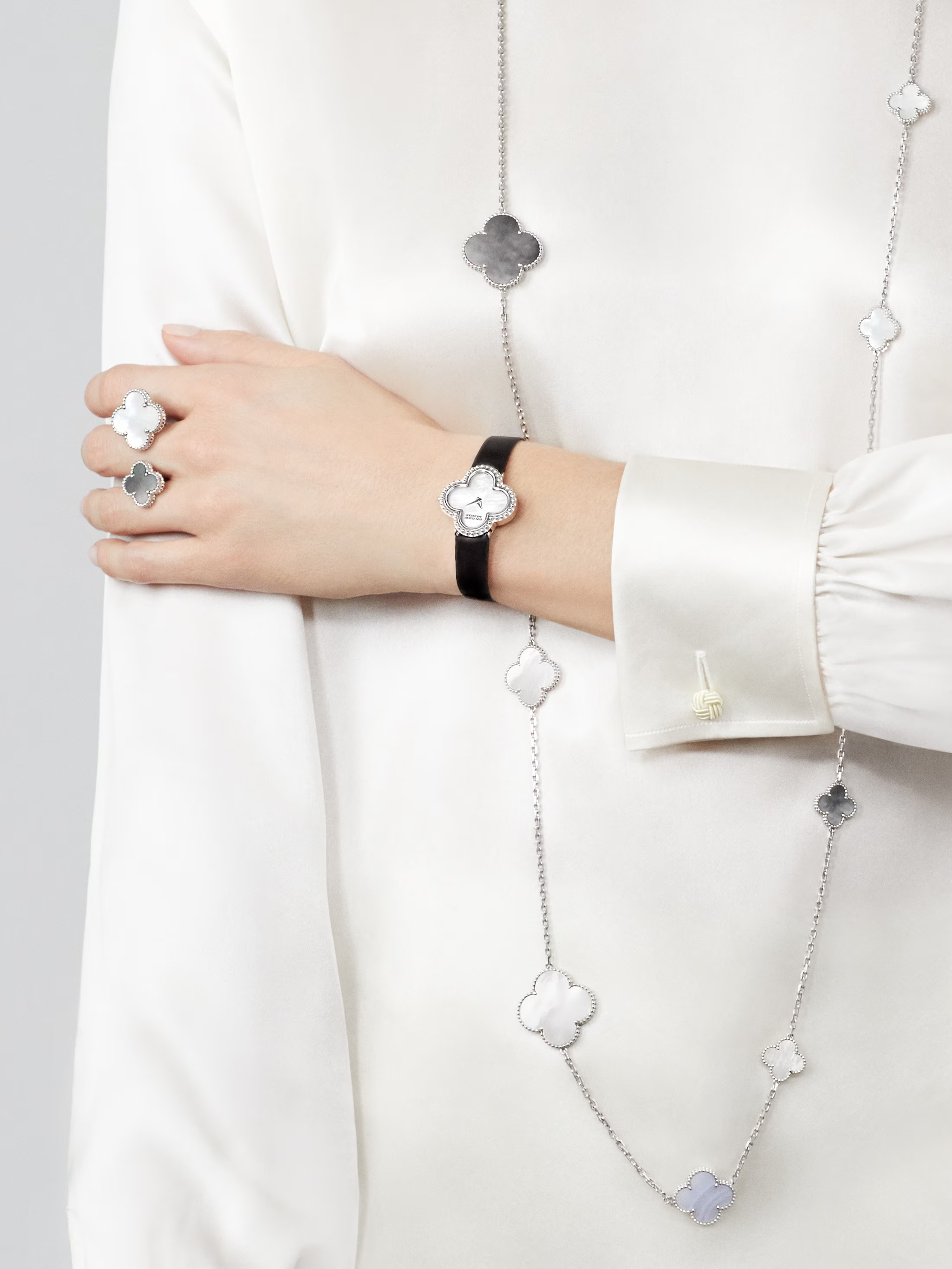 Van Cleef & Arpels. Каблучка на два пальця Magic Alhambra із білого золота з білим та сірим перламутром