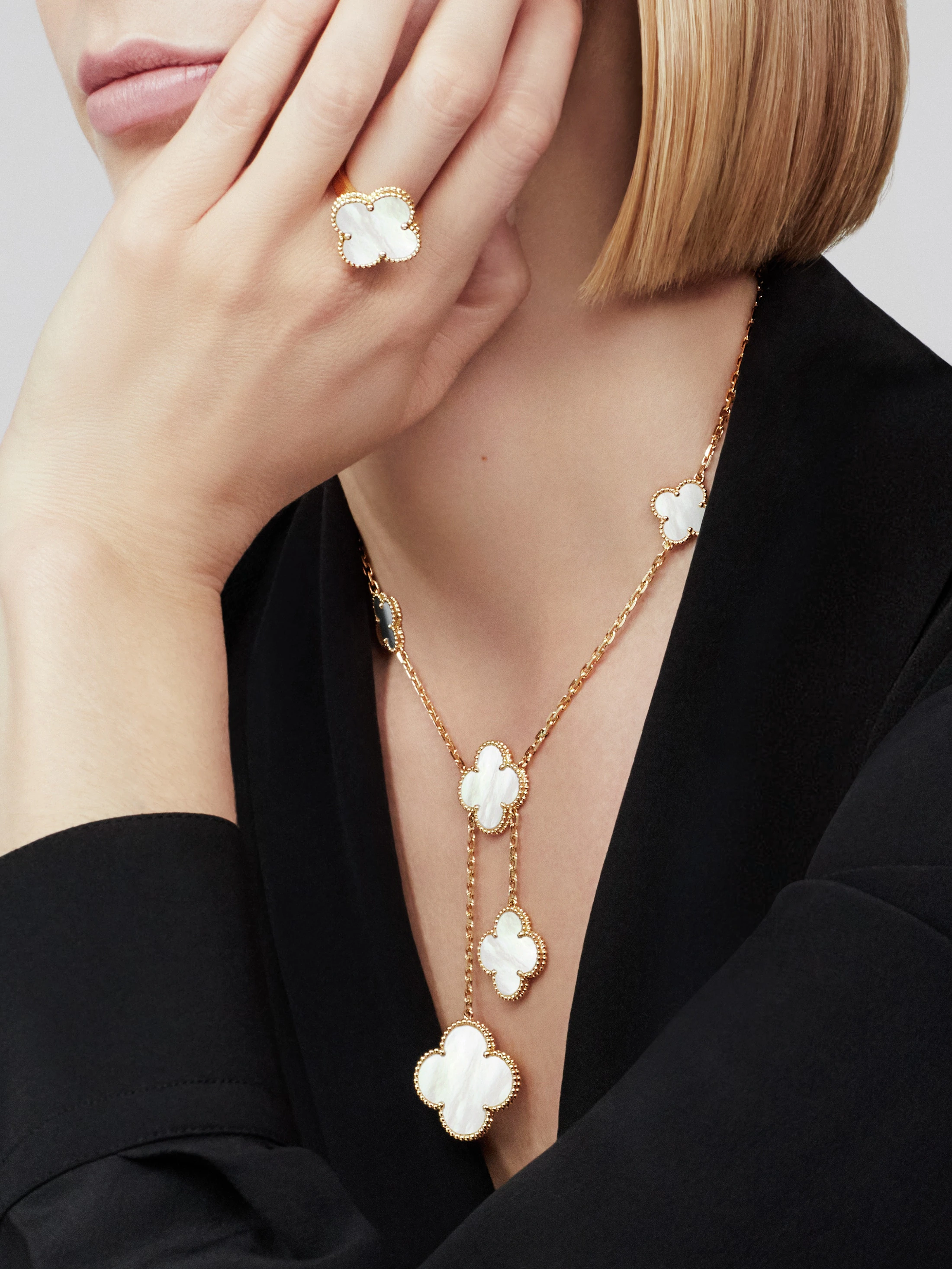 Van Cleef & Arpels. Каблучка Magic Alhambra із жовтого золота з білим перламутром