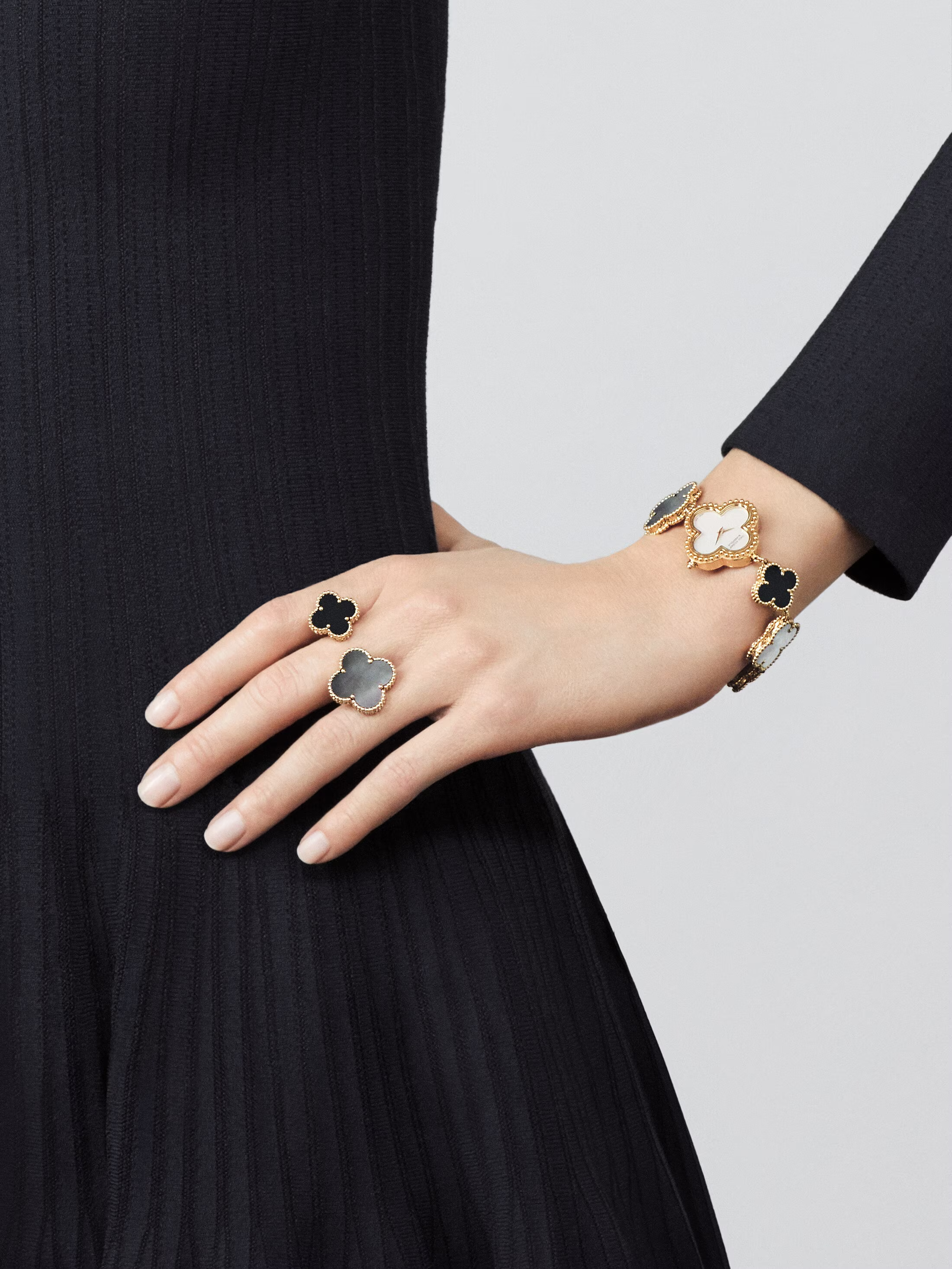 Van Cleef & Arpels. Каблучка на два пальца Magic Alhambra із жовтого золота з сірим перламутром та оніксом