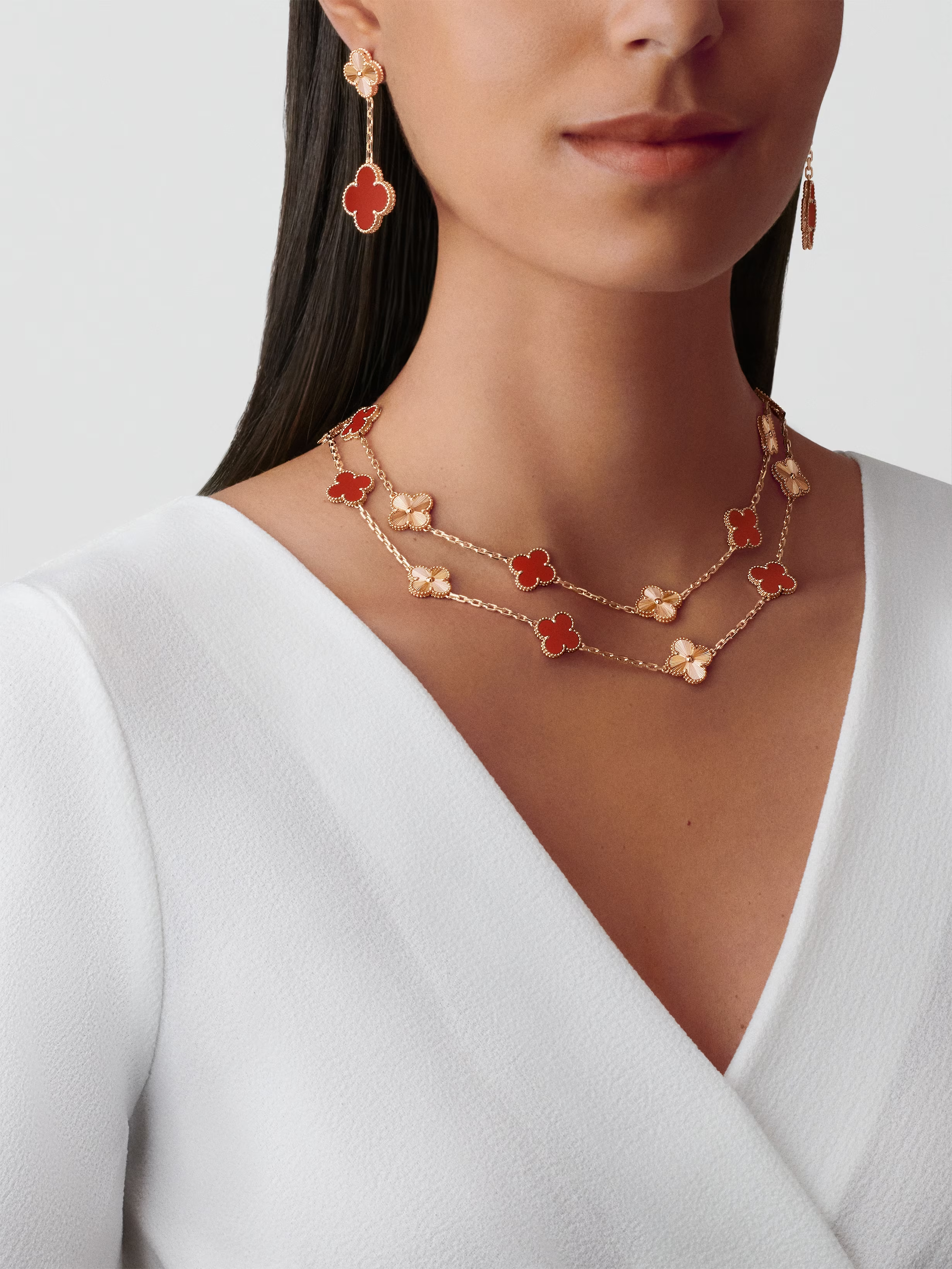 Van Cleef & Arpels. Сережки Magic Alhambra із рожевого золота з сердоліком